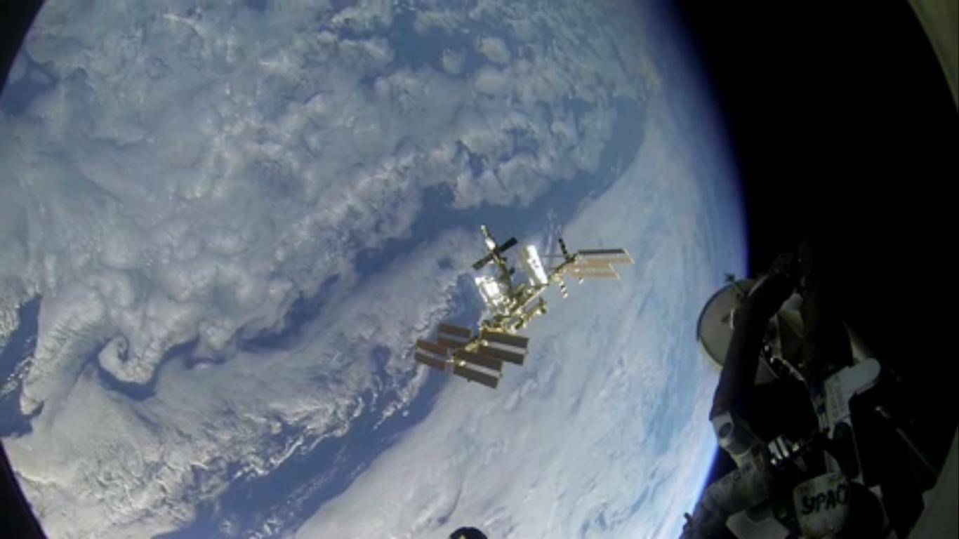 Her dokker astronautene med romstasjonen ISS i 27 000 kilometer i timen