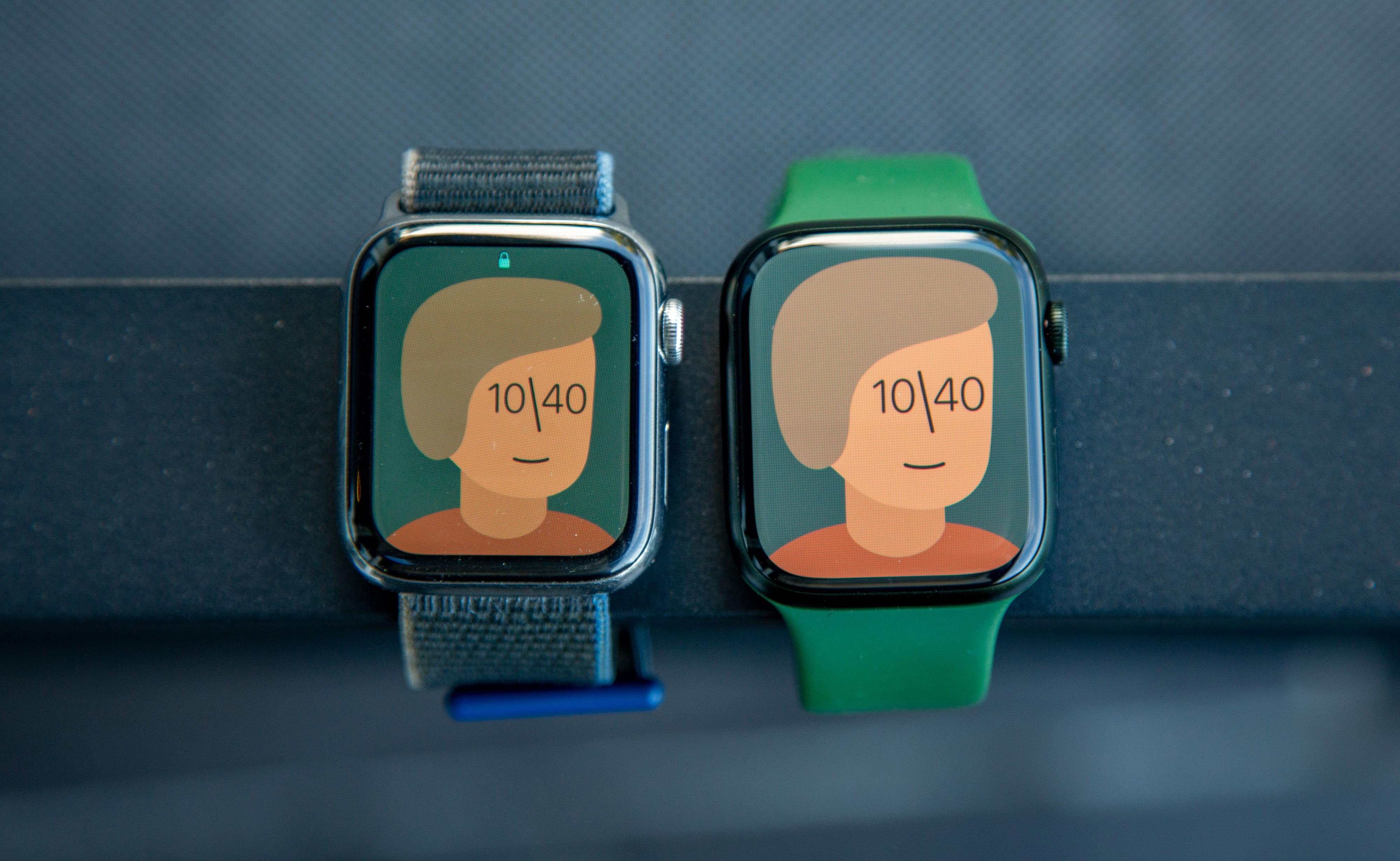Apple Watch Series 5 til venstre, Series 7 til høyre. Skjermen er definitivt større. 