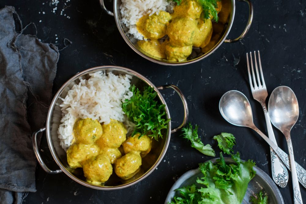 Frikadeller i currysås med ris.