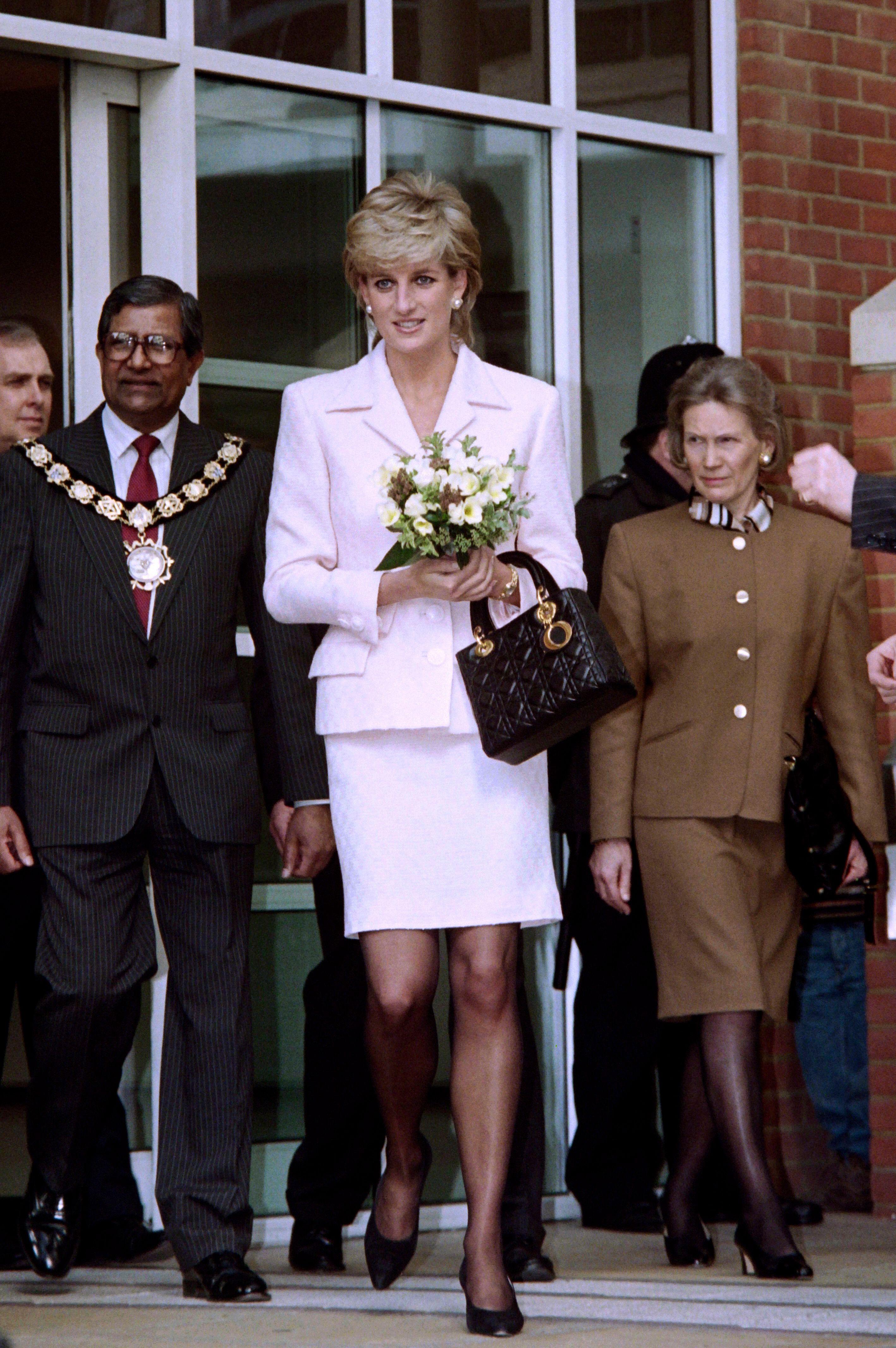 FAVORITT: Prinsesse Diana ble ofte sett med Lady Dior-vesken. 