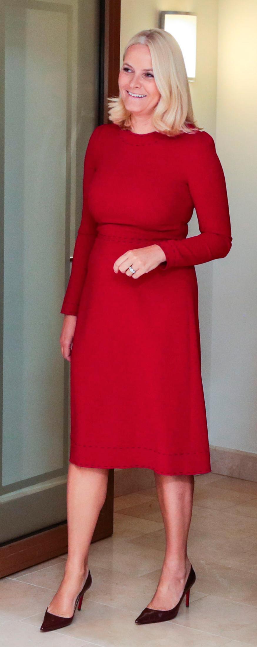 LADY IN RED: Kronprinsesse Mette-Marit kledd i rød kjole og burgunder pumps fra Christian Louboutin i Vilnius. Foto: Lise Åserud/NTB scanpix