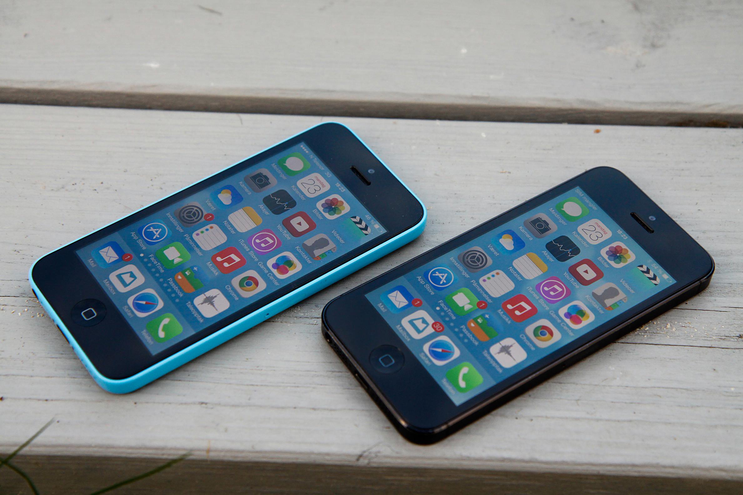 iPhone 5C (til venstre) og iPhone 5. Foto: Kurt Lekanger, Amobil.no