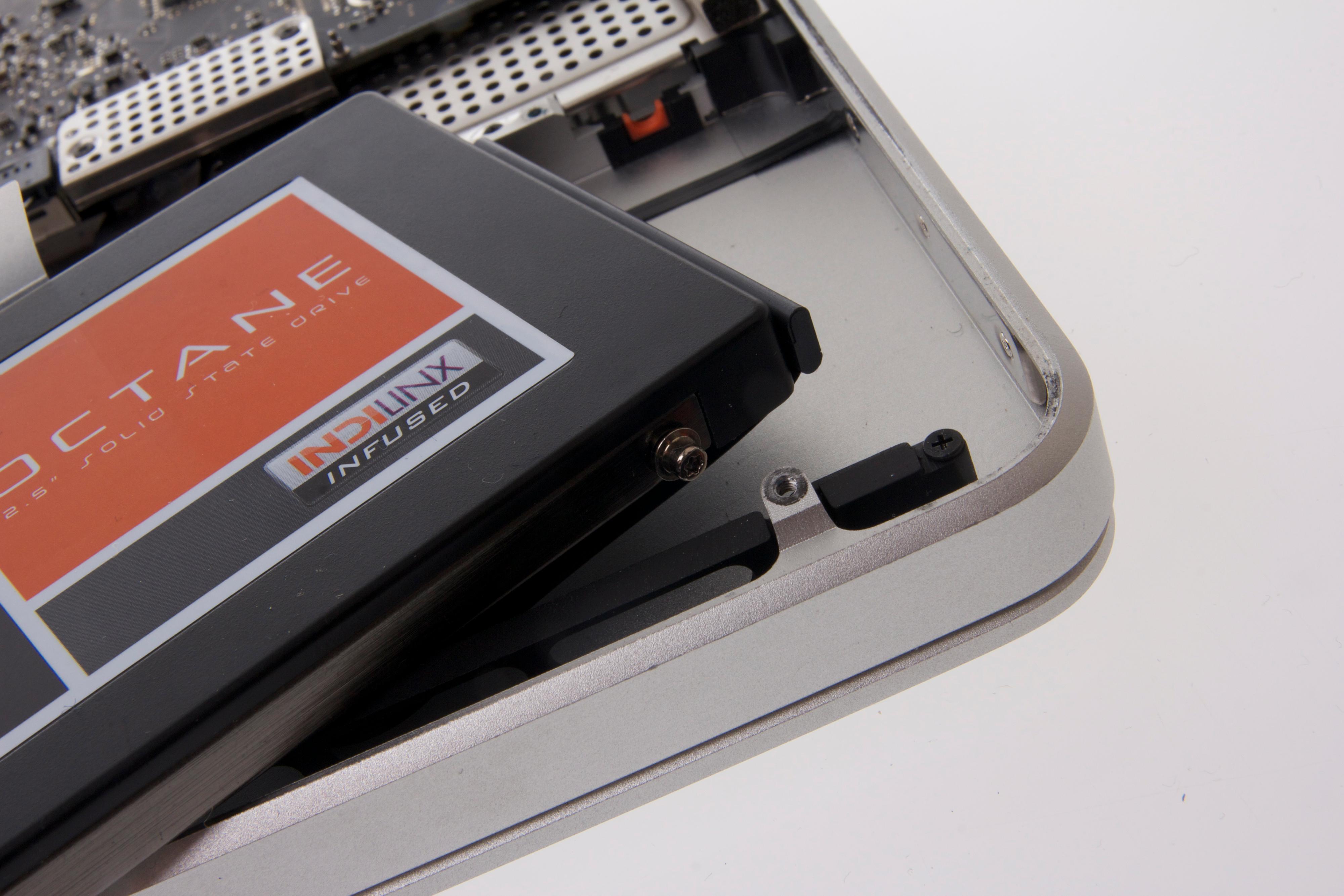 Skru inn de fire skruene som satt i harddisken. .Foto: Niklas Plikk, Hardware.no