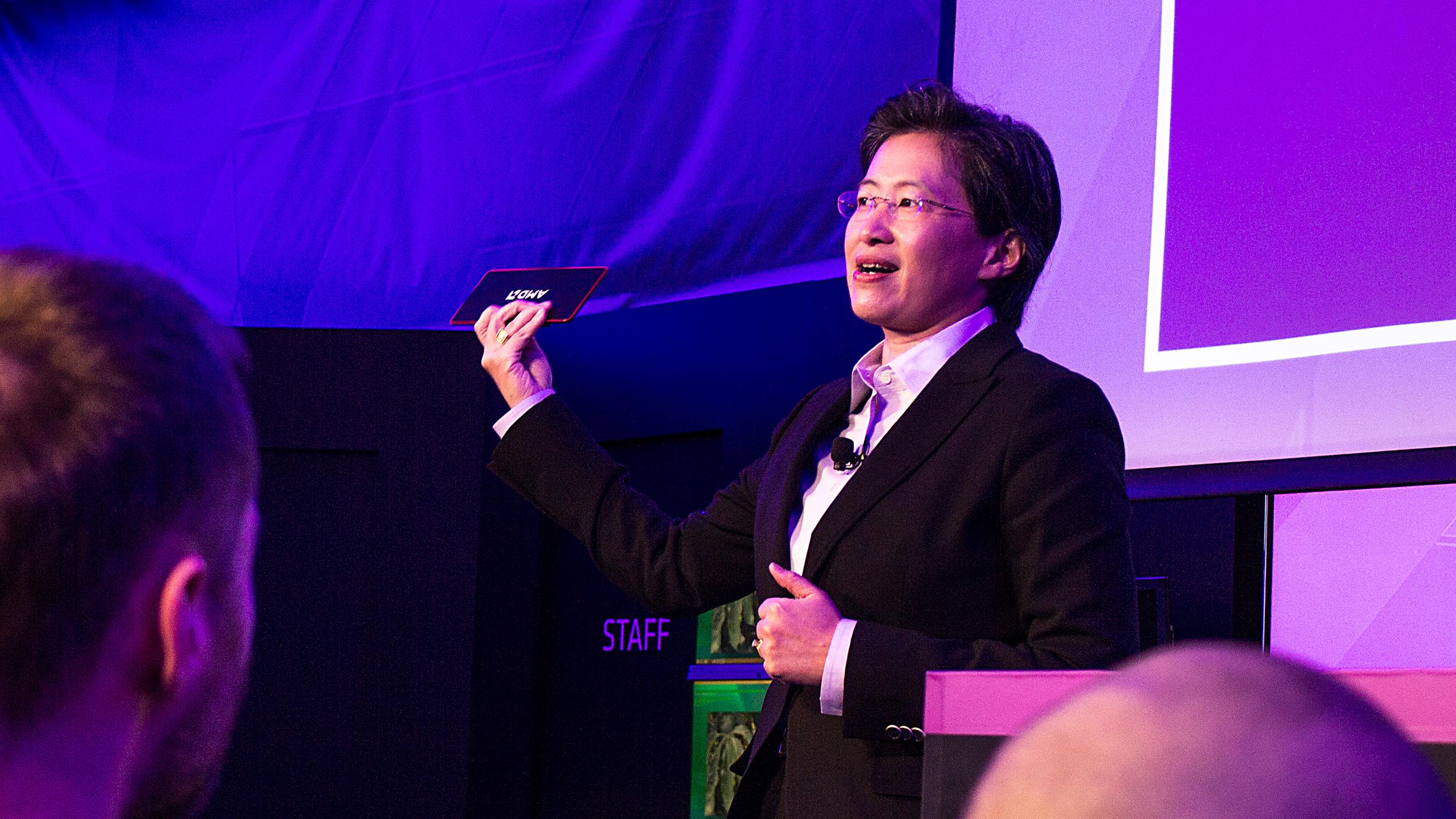Det Lisa Su holder i hånden her er en fullverdig skrivebords-PC som AMD har satt sammen selv. Dette skal vi fortelle dere mer om i en egen artikkel.Foto: Varg Aamo, Hardware.no