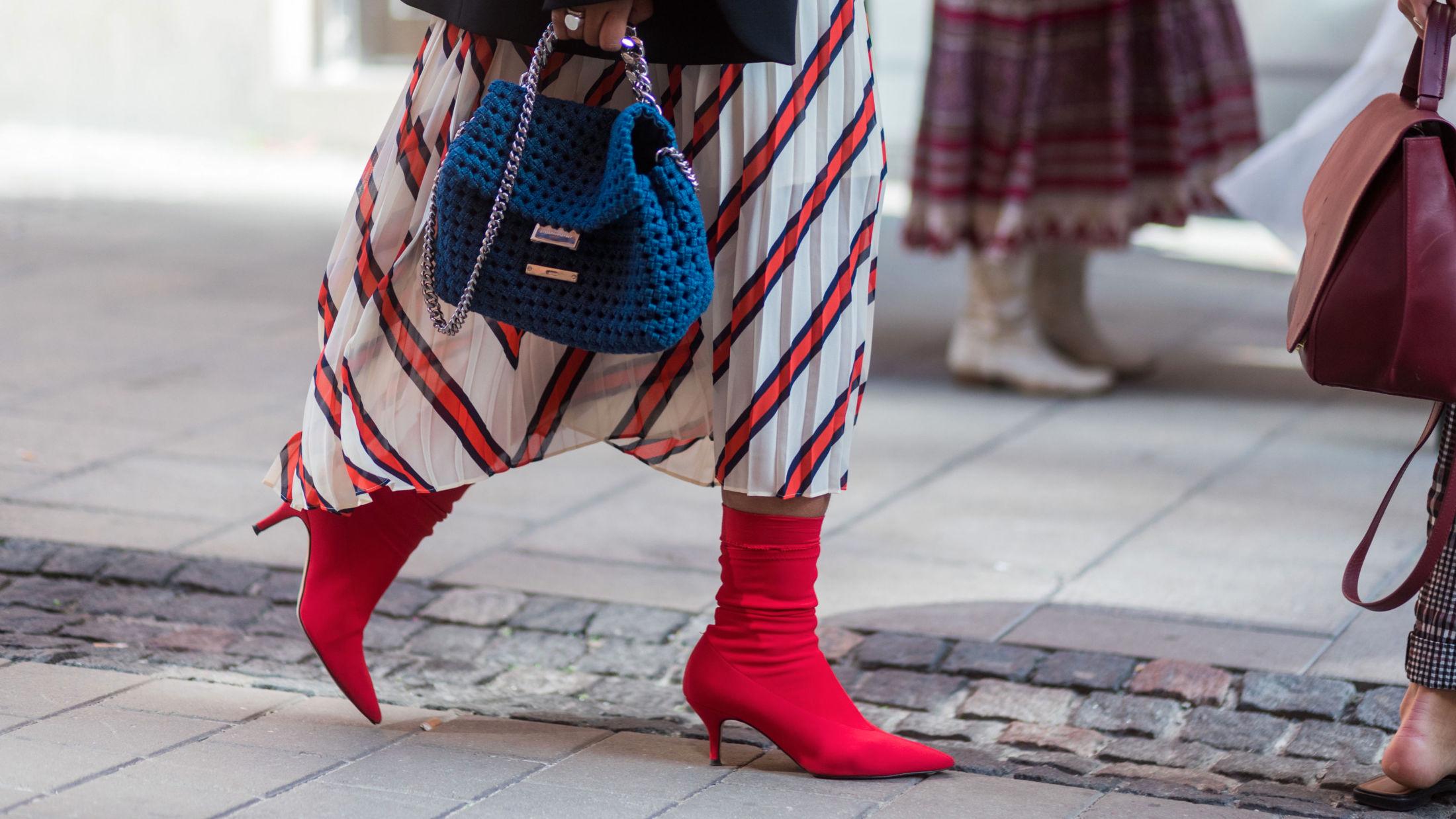 TRENDY: Sokkeskoen er blitt en favoritt hos flere fashionistas. Her er den sett under moteuken i Stockholm for kort tid siden. Foto: Getty Images