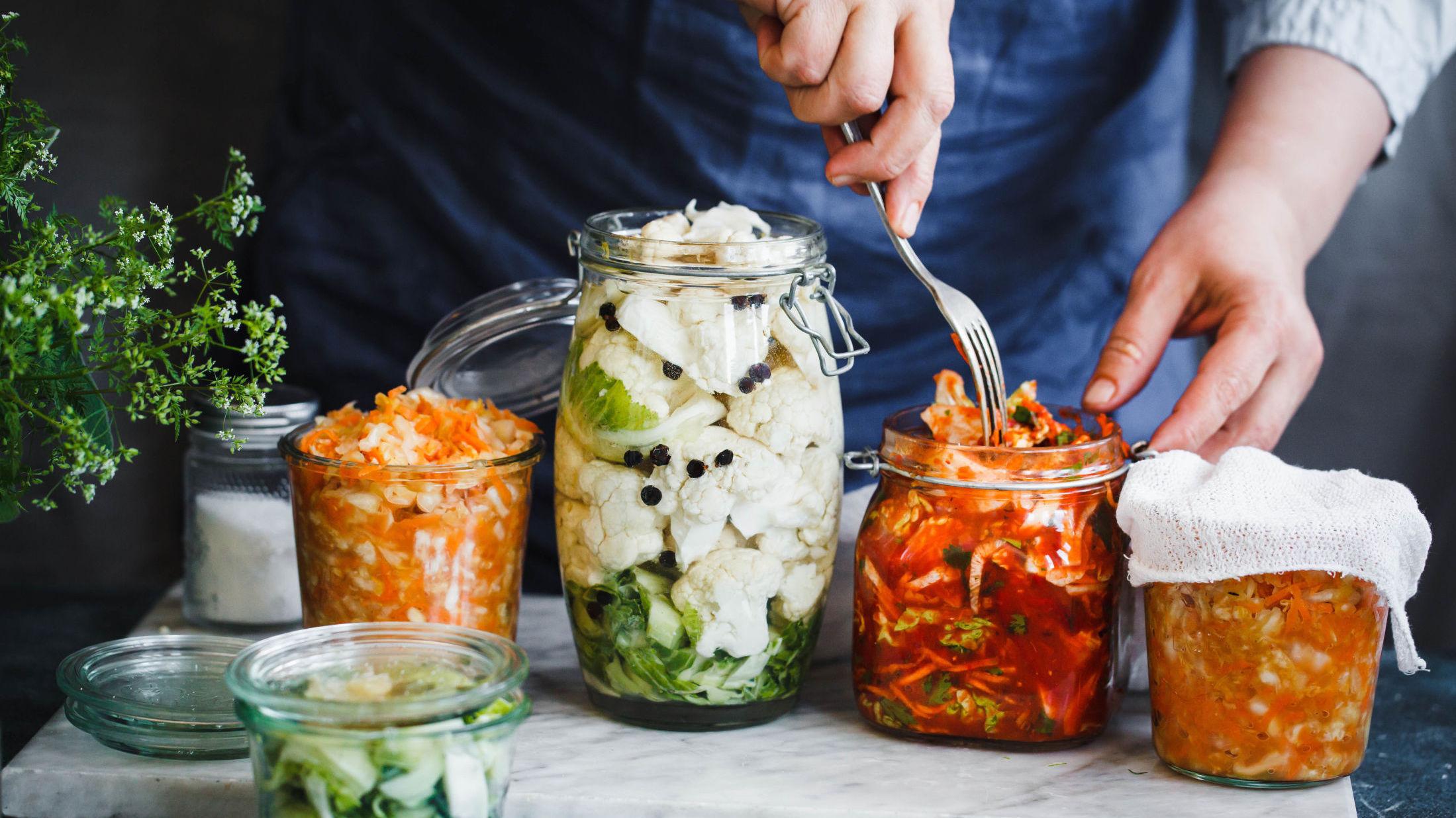 FERMENTERT: Hvorfor ikke fordype deg i fermentering med matpodkasten The Food talks. Foto: Shutterstock