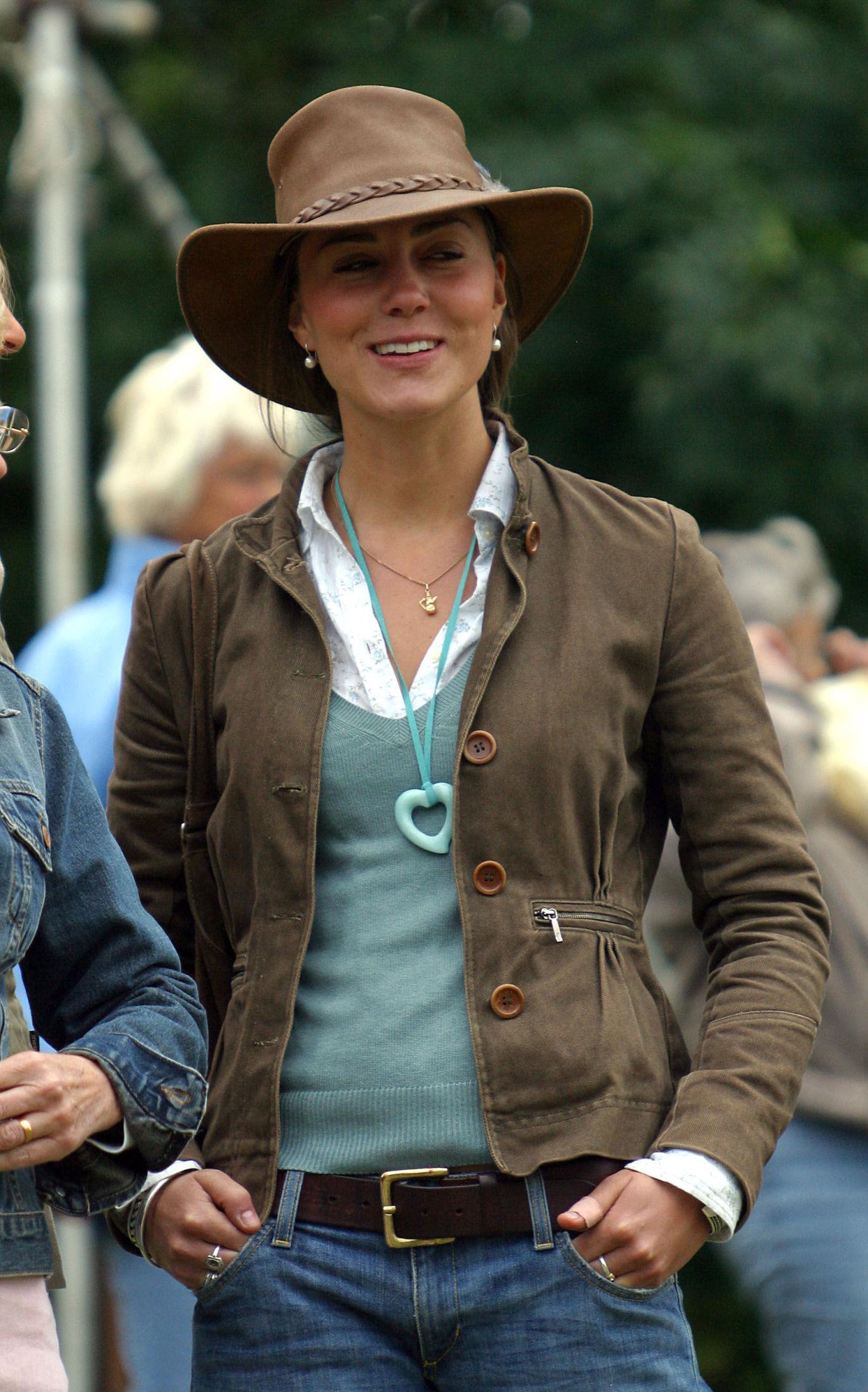 HOWDY: Kate Middleton i 2005 ikledd hatt, jeans, og skjorte med genser over. Foto: Anwar Hussein/Pa Photos.