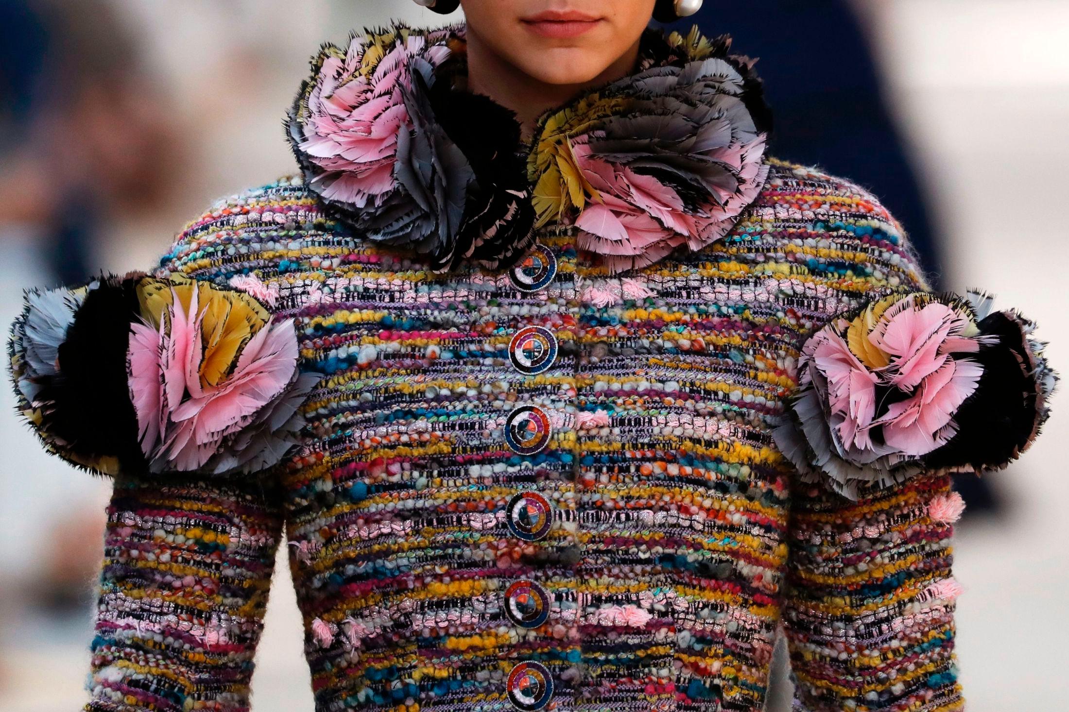 BLOMSTERKREASJONER: Både jakker, kjoler og drakter var utsmykket med blomsterbrodier, paljetter eller fjær i friske farger. Foto: Scanpix.