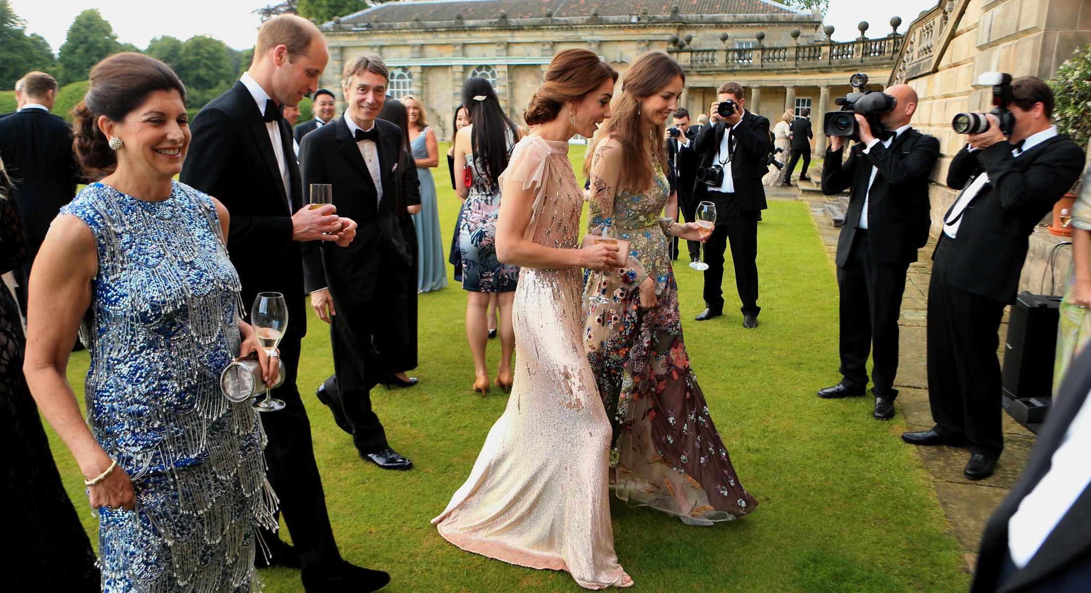 GLITRENDE: Kates helt spesielle Packham-kjole funker like bra i dag som for fem år siden. Foto: Getty Images