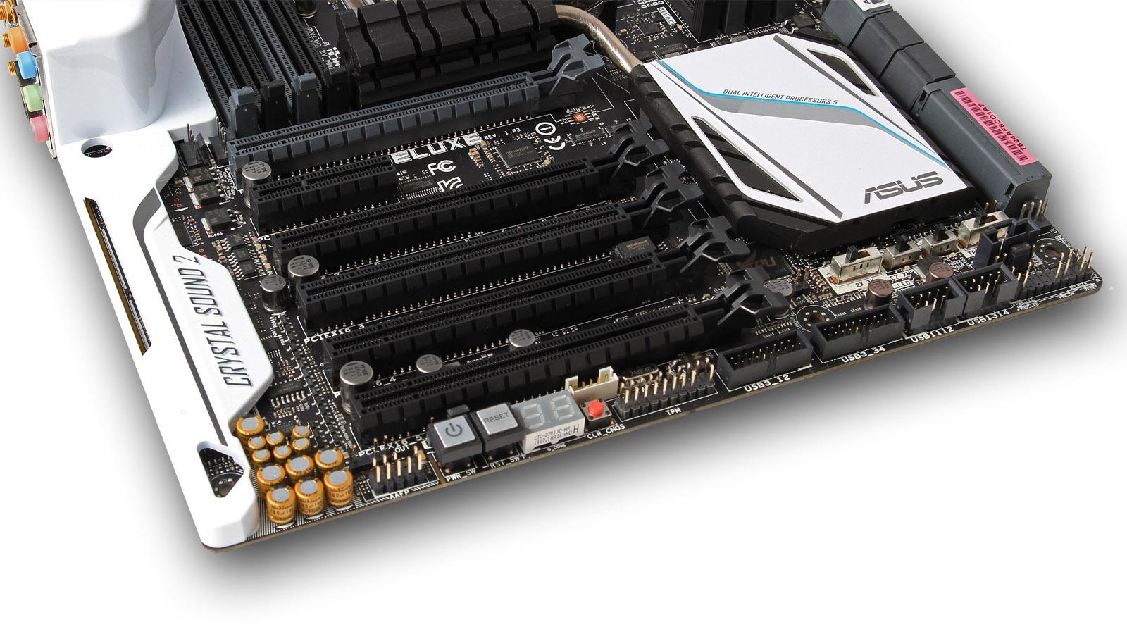 Hovedkortet har hele fem PCI Express x16-spor og et PCI Express x4-spor. Legg også merke til knappene for start, omstart og tilbakestilling av hovedkortets BIOS (CLR_CMOS).