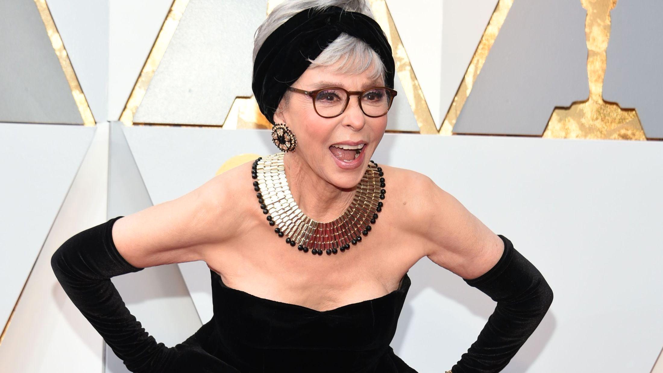 GIKK FOR GJENBRUK: Rita Moreno brukte samme kjole som hun brukte under Oscar-utdelingen i 1962 under nattens prisutdeling. Foto: AFP