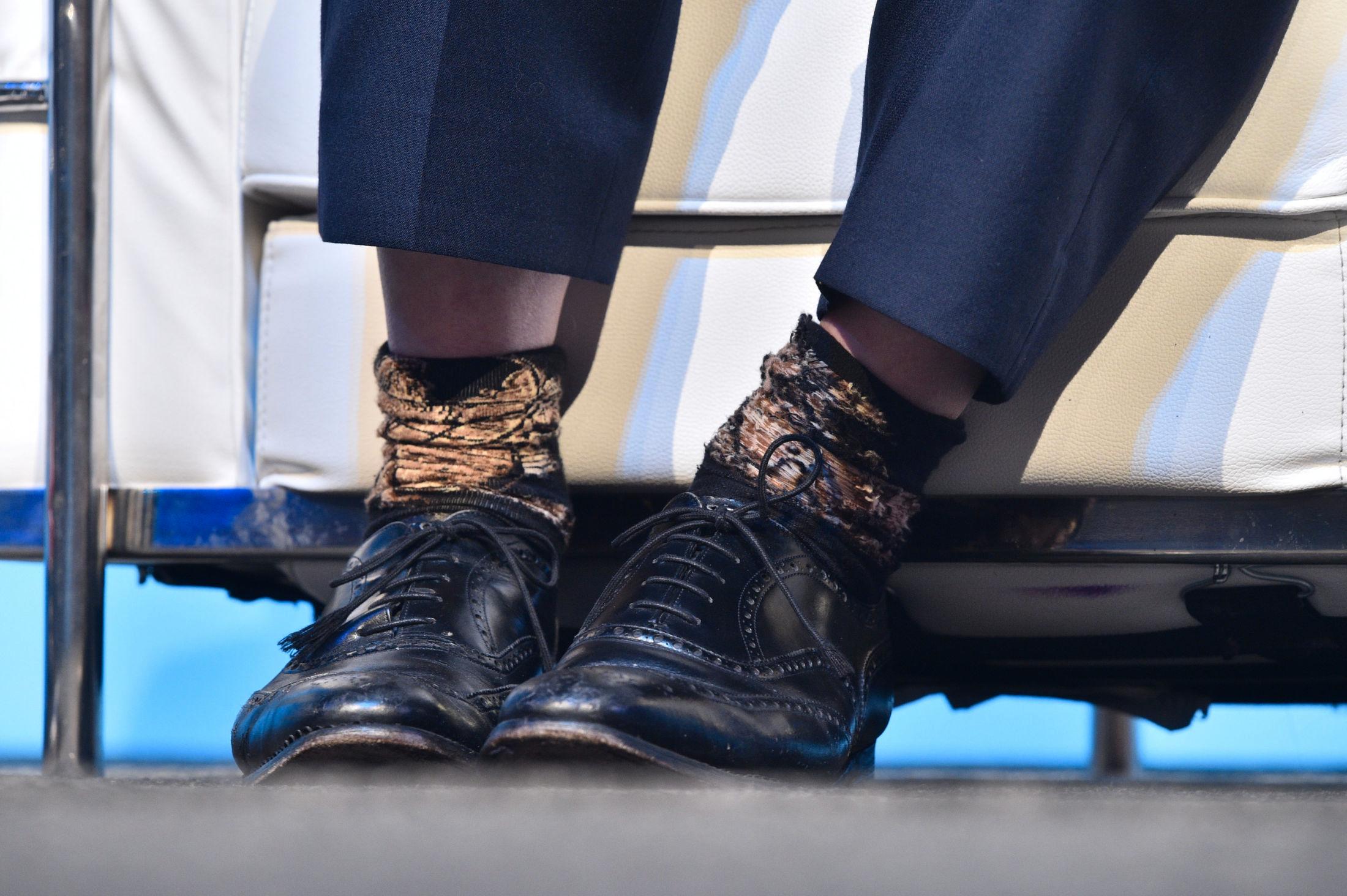 SLUMS: Her er Boris Johnson på valgmøte med sokken på vrangen. Foto: Ben Birchall/Pa Photos.