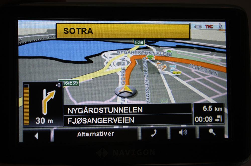 Under navigasjon vises skilter du skal følge i det gule feltet øverst i skjermbildet.