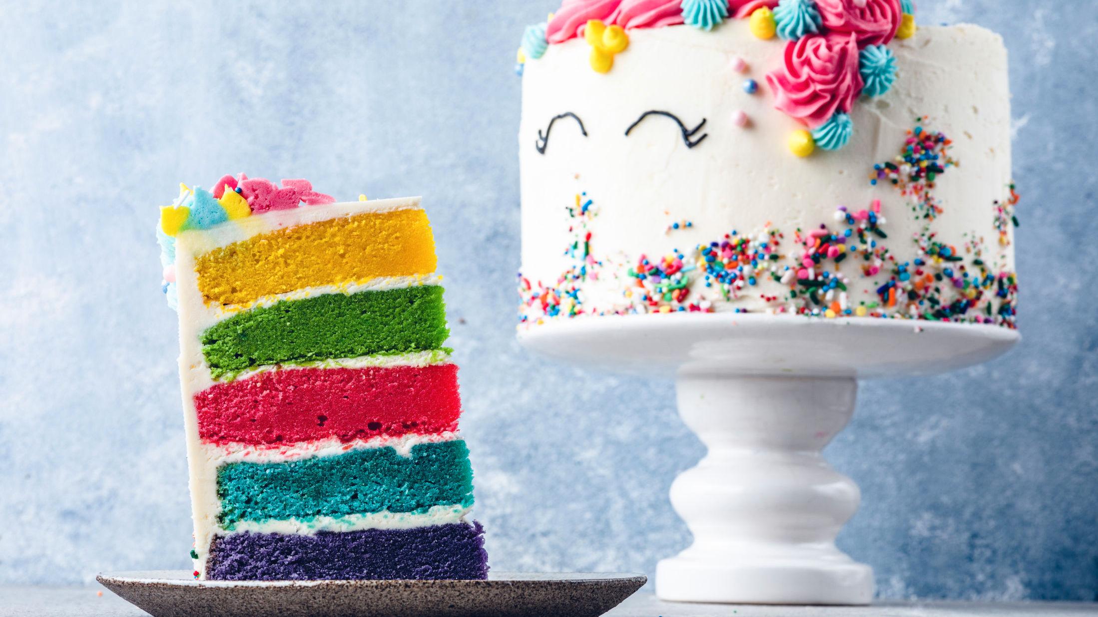 GLADE FARGER: Det er Pride, og vi vil feire med kaker i alle regnbuens farger. Foto: Krister Sørbø/VG