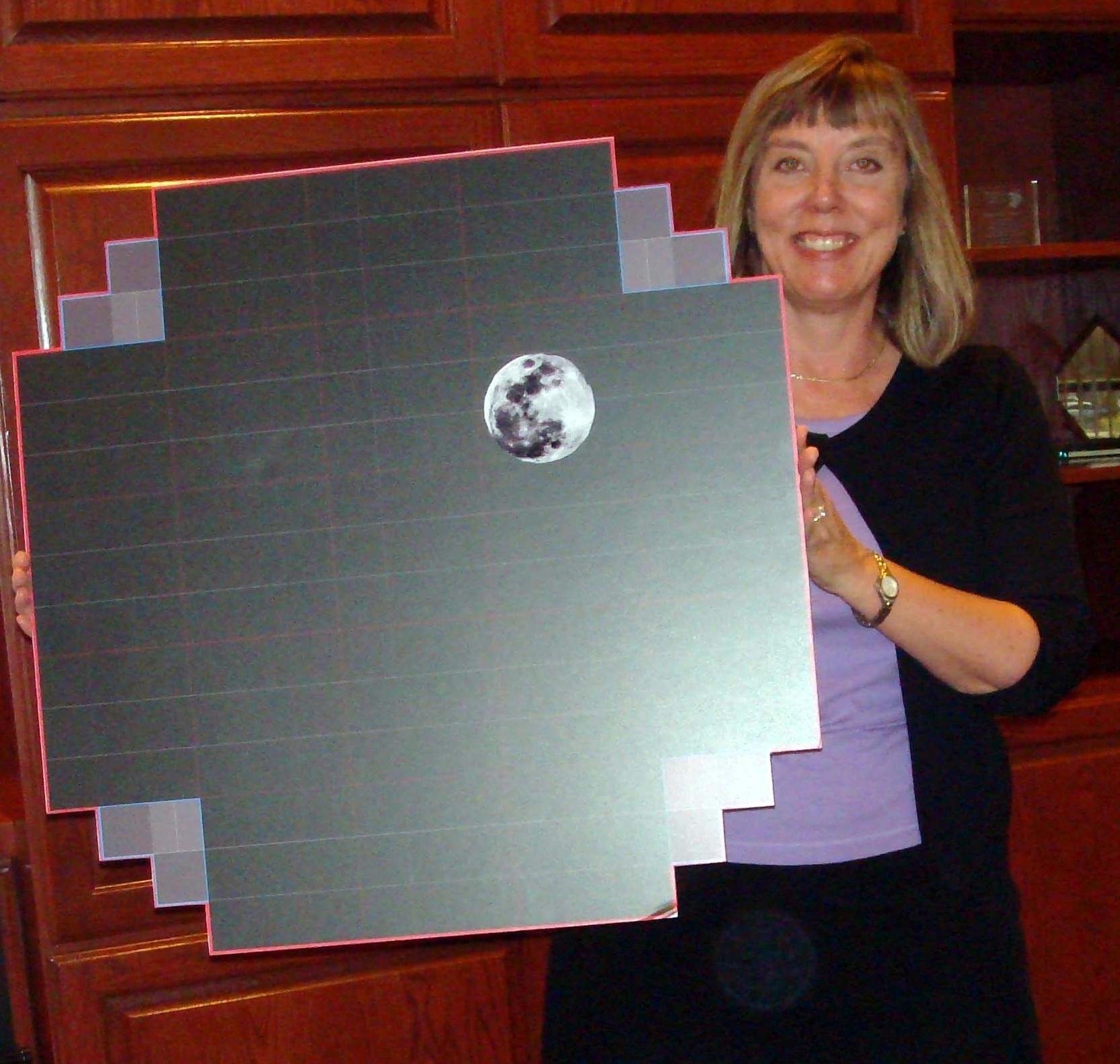 LSSTs Suzanna Jacoby viser frem en modell av «bildebrikken» som gir totalt 3 gigapiksler per bilde. Bildet av månen er plassert der som en illustrasjon. Foto: LSST