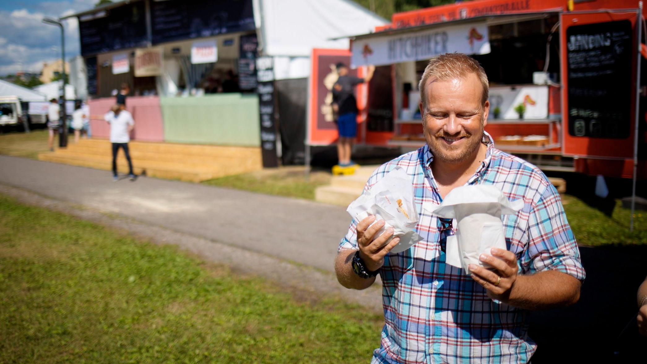 EKSPERT: Restaurantanmelderen er sjeldent ute og spiser på samme sted flere ganger. Her testet han maten på Øyafestivalen. Foto: Kyrre Lien/VG