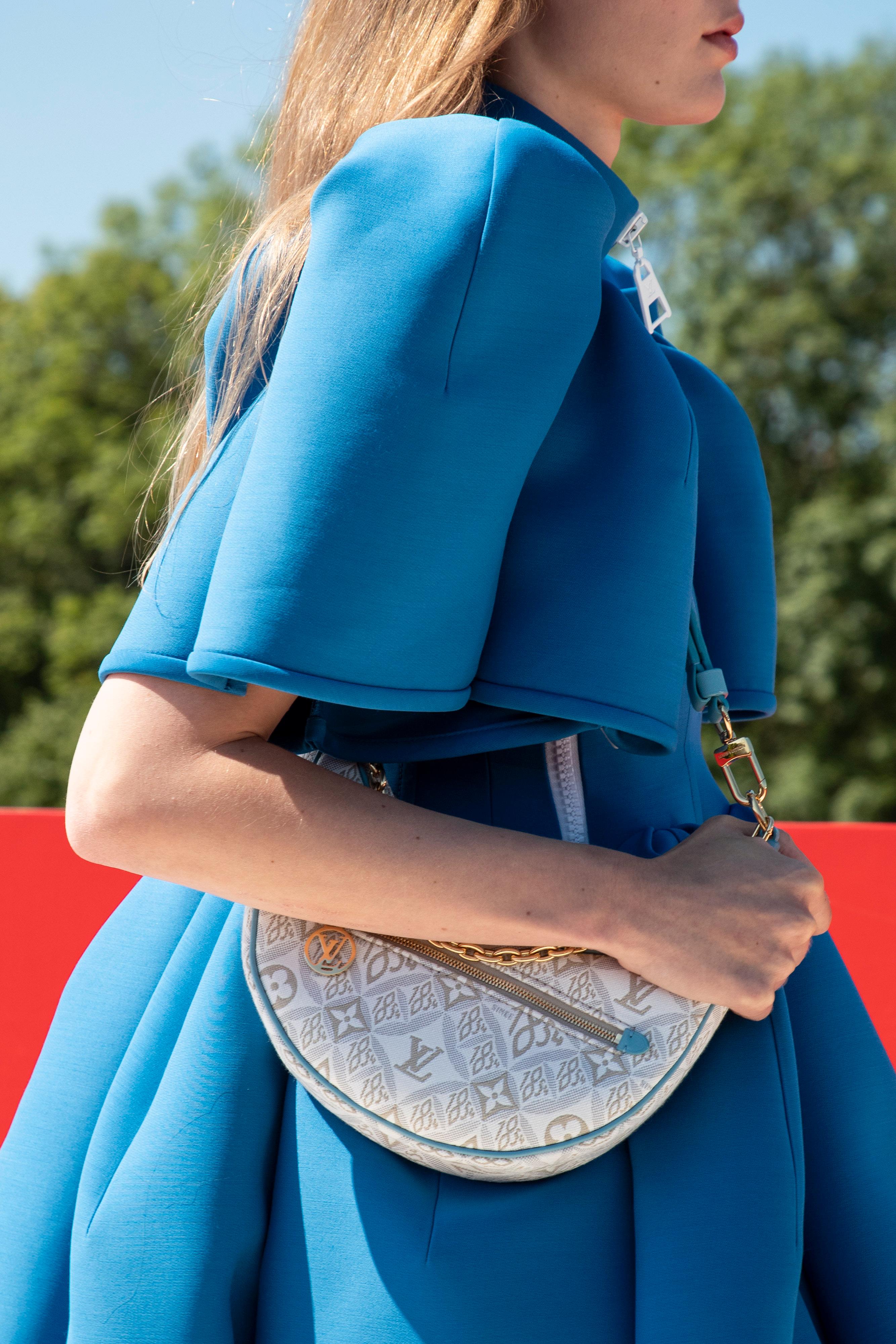 Norske Kristine Lindseth hadde på seg en blå ballongkjole med en skulderveske i klassisk Louis Vuitton-print.