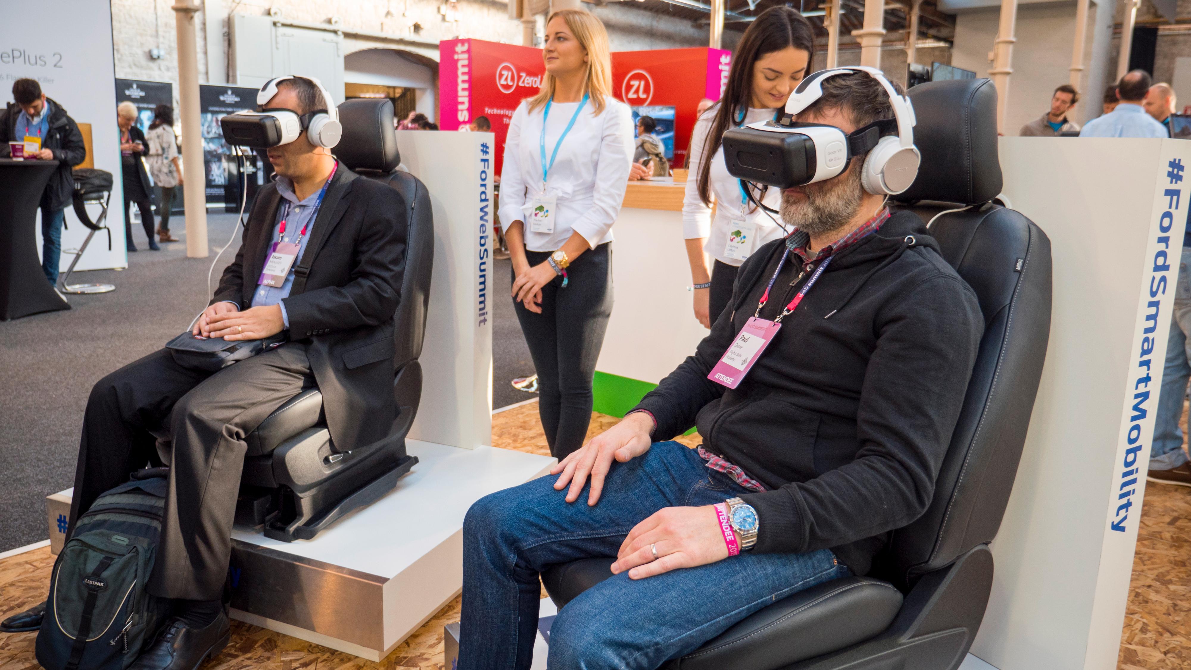 Også Samsung har en egen VR-brille, riktignok med teknologi fra Oculus. Foto: Kristoffer Møllevik, Tek.no