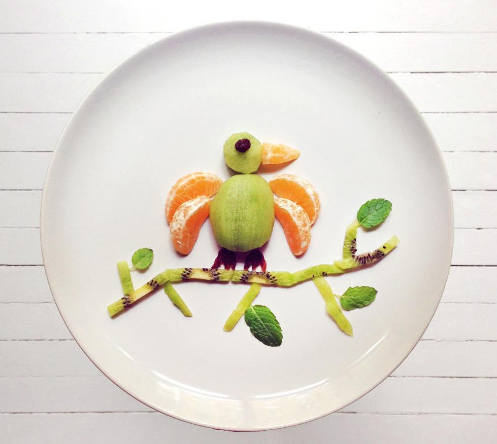 VITAMINFUGL: Gjør som matkunstner Ida Frosk og lag en c-vitaminfugl med kiwi og andre friske frukter. Klikk her for fremgangsmåte. Foto: Ida Skivenes