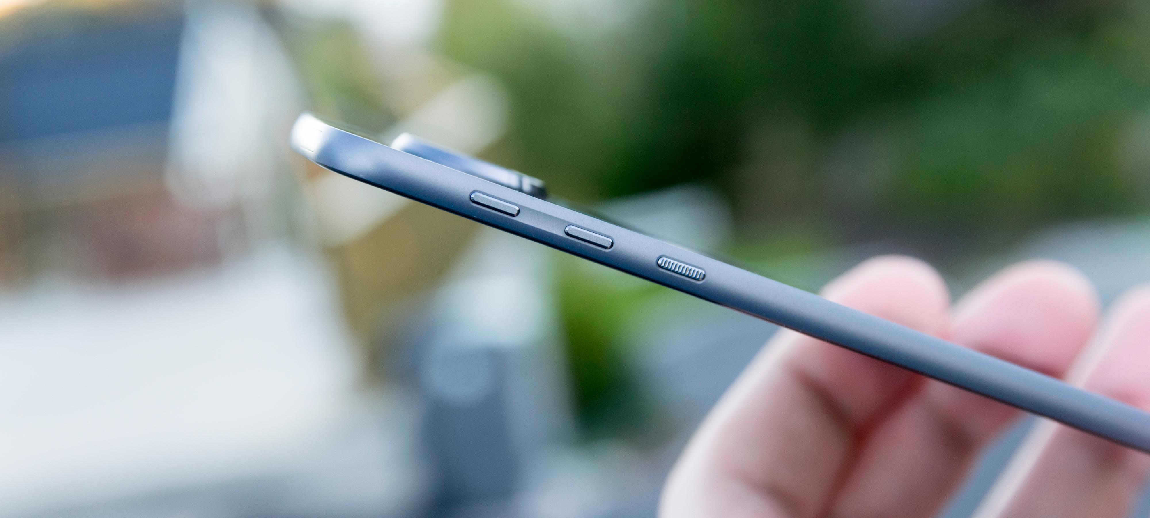 Med sine 5,2 millimeter tykkelse er Moto Z en av de tynneste telefonene vi har vært borti.
