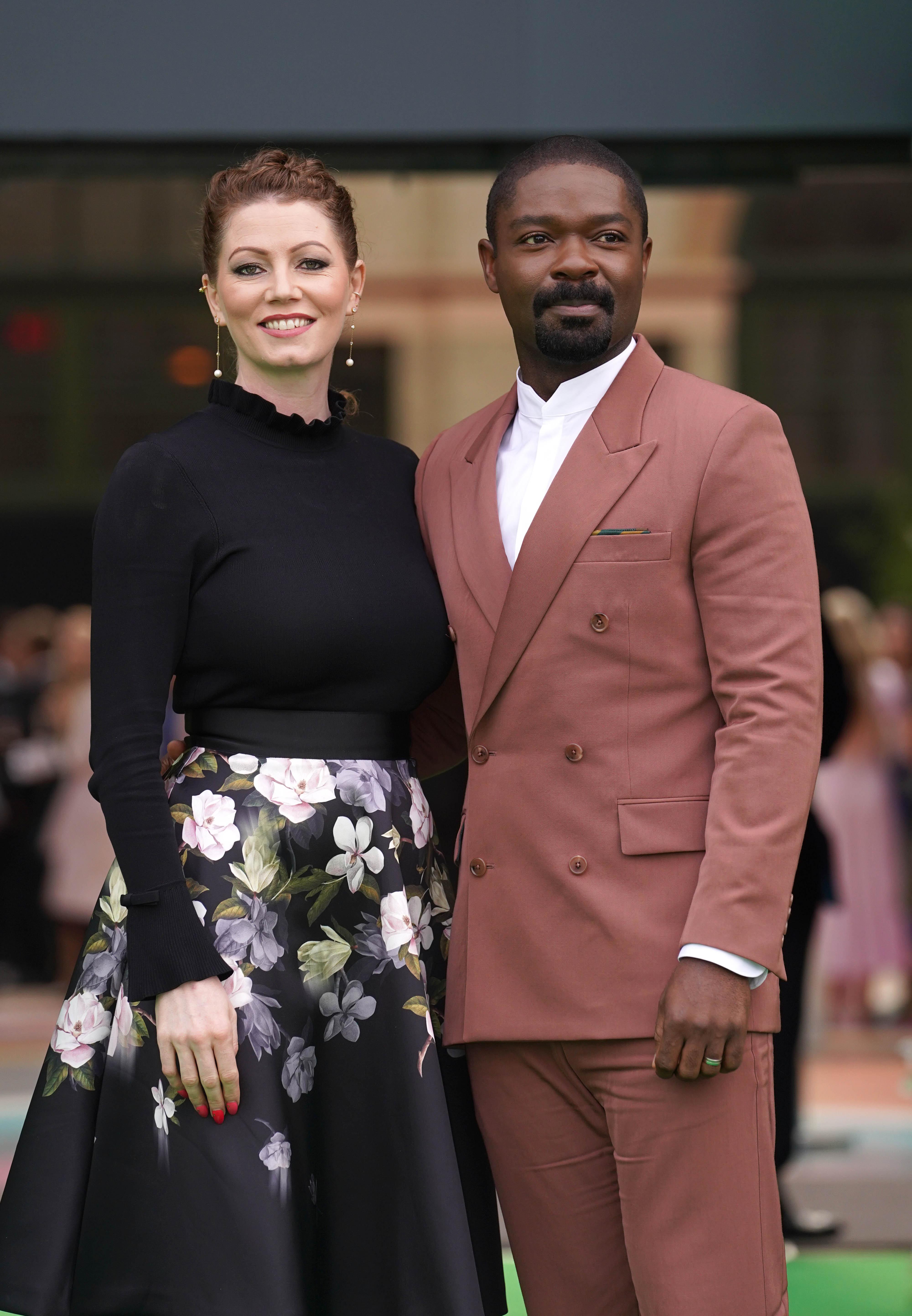FARGEGLAD: David Oyelowo i en fargesterk dress. Her sammen med sin kone Jessica Oyelowo.