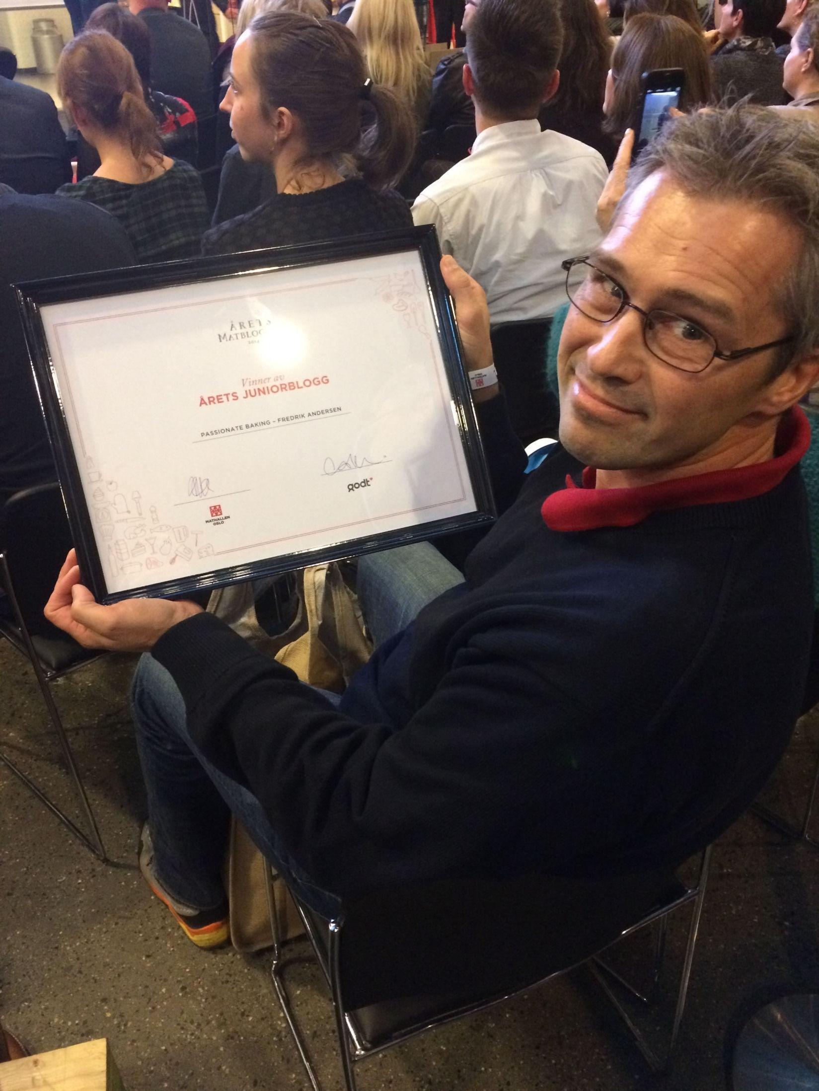 Faren til Årets juniorblogger, Aimar Andersen, tok imot prisen for sønnen som var bortreist. Foto: Godt.no
