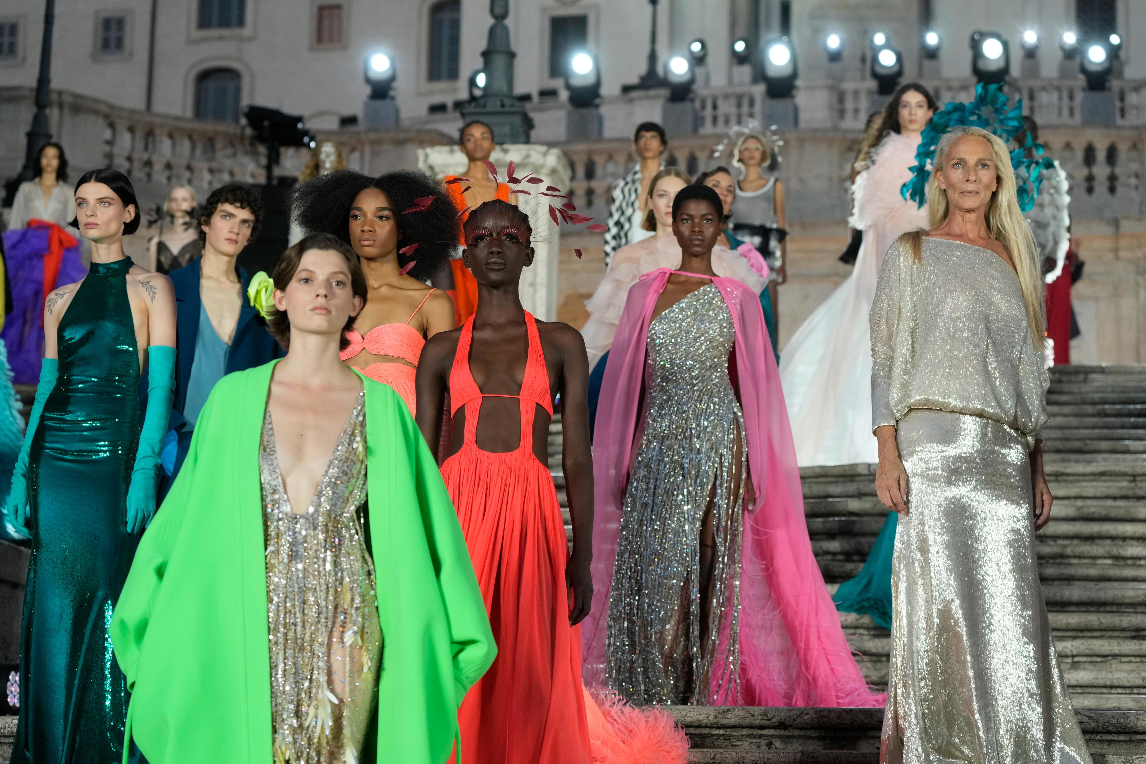 WOW-FAKTOR: Valentinos haute couture-kolleksjon «The Beginning» for høsten og vinteren 2022/2023 ble vist på Spansketrappen. 