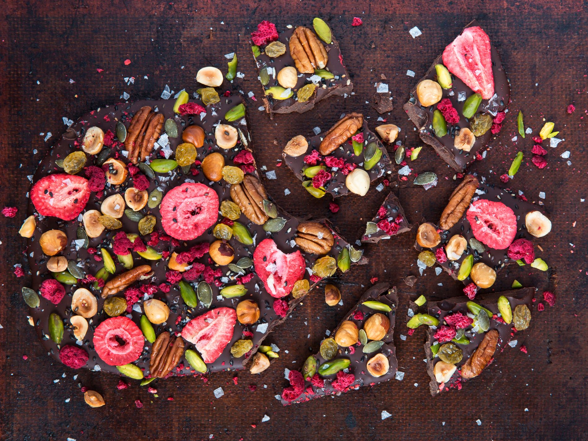 Chokladkaka med frukt och nötter.