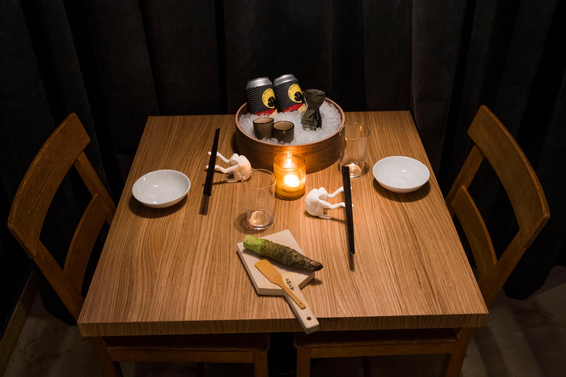 KOSELIG: Bordet er dekket med sakeglass og spesialbrygget øl. Foto: Frode Hansen/VG