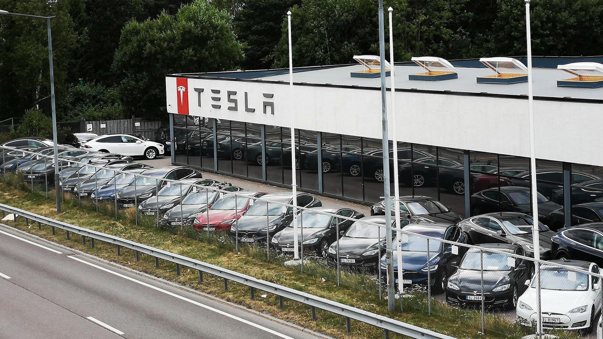 Hos Tesla-senteret på Grorud i Oslo står det tett i tett med biler som venter på service, sannsynligvis også sammen med noen nye biler.