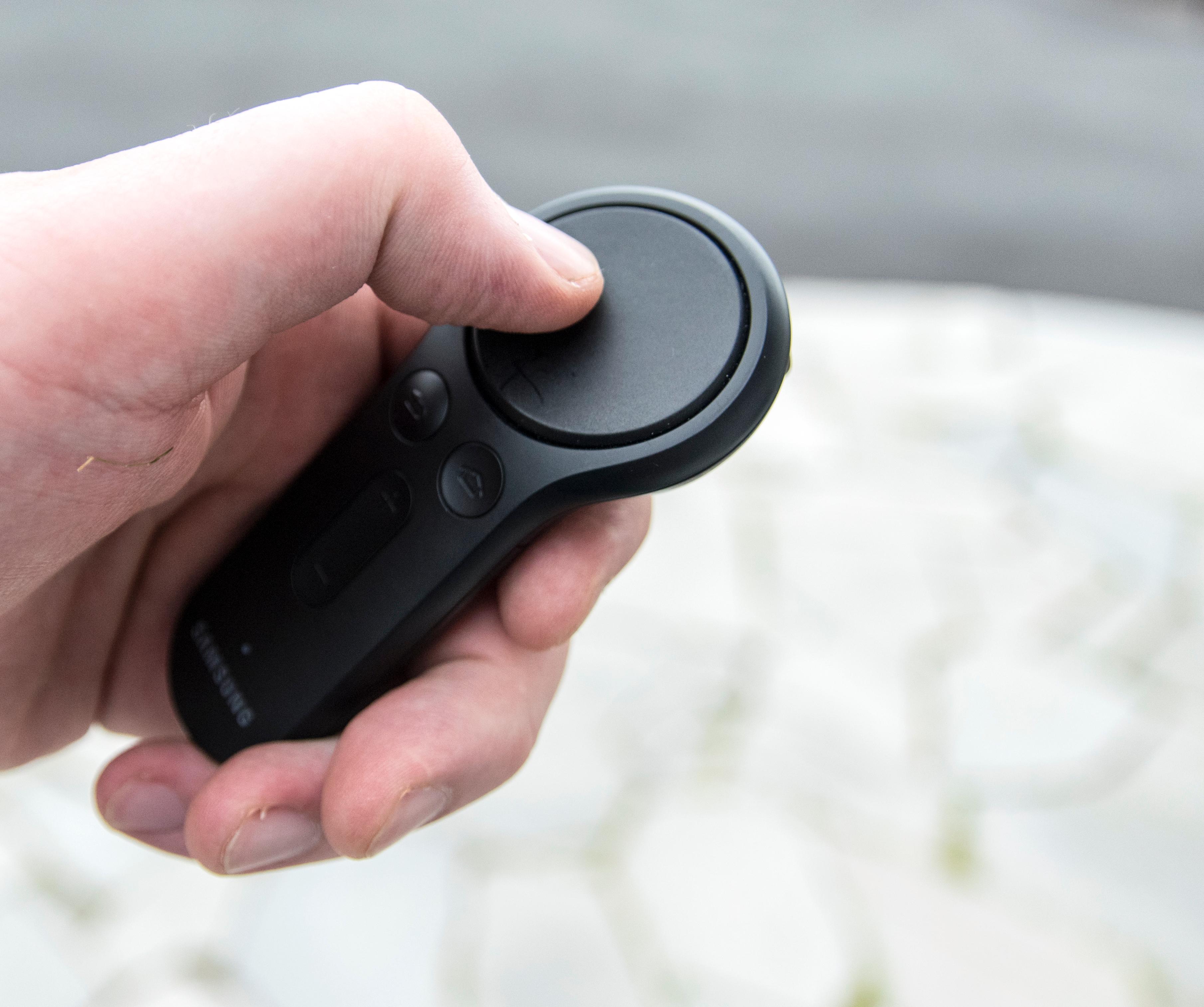 Den Bluetooth-baserte kontrolleren som følger med har en berøringsfølsom plate øverst, noen knapper og en avtrekker.