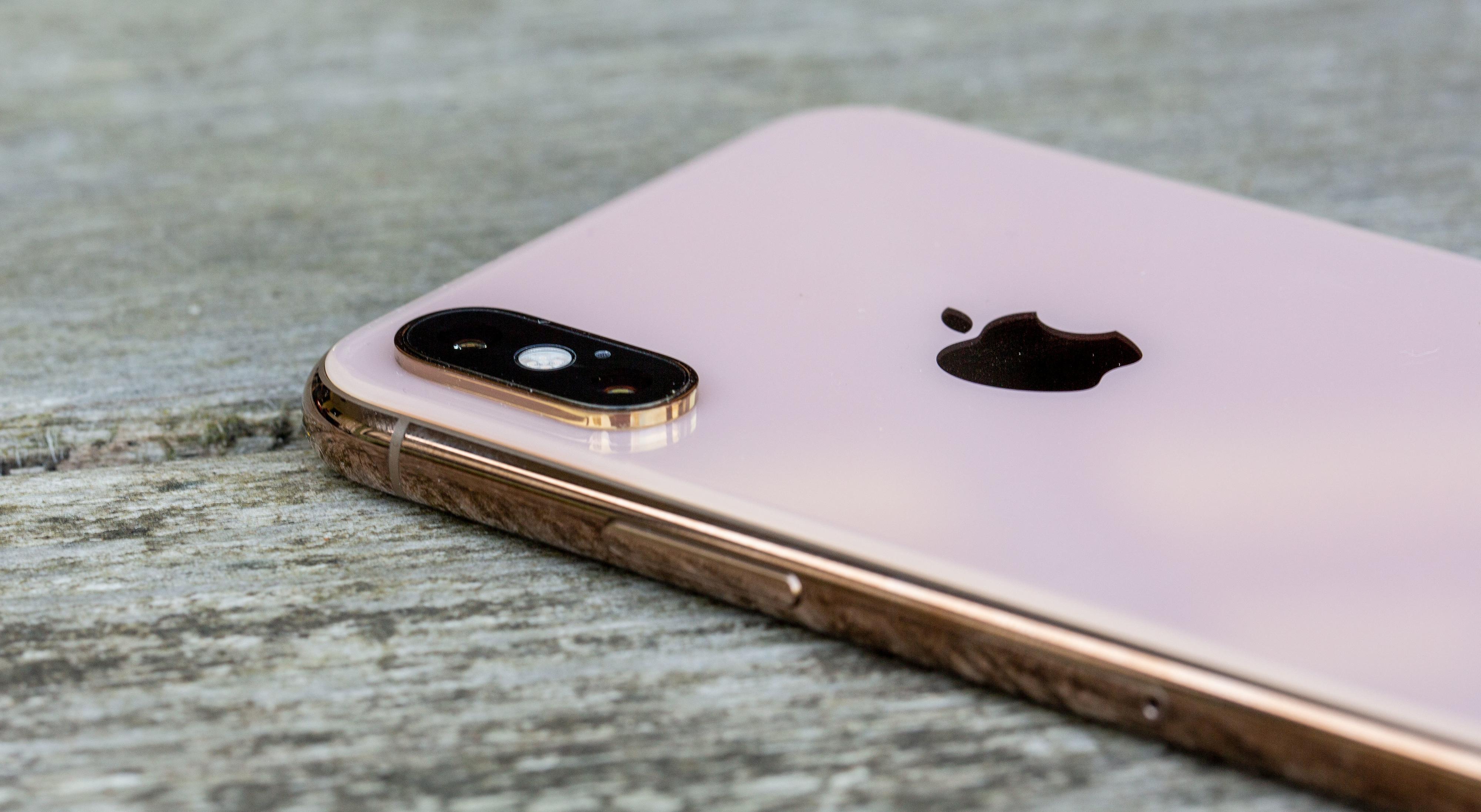 Baksiden av iPhone Xs i gull skifter litt farge basert på hvordan lyset treffer den. Stort sett ser det imidlertid ut som en kremet hvitfarge, mens rammen alltid er skinnende gullaktig.