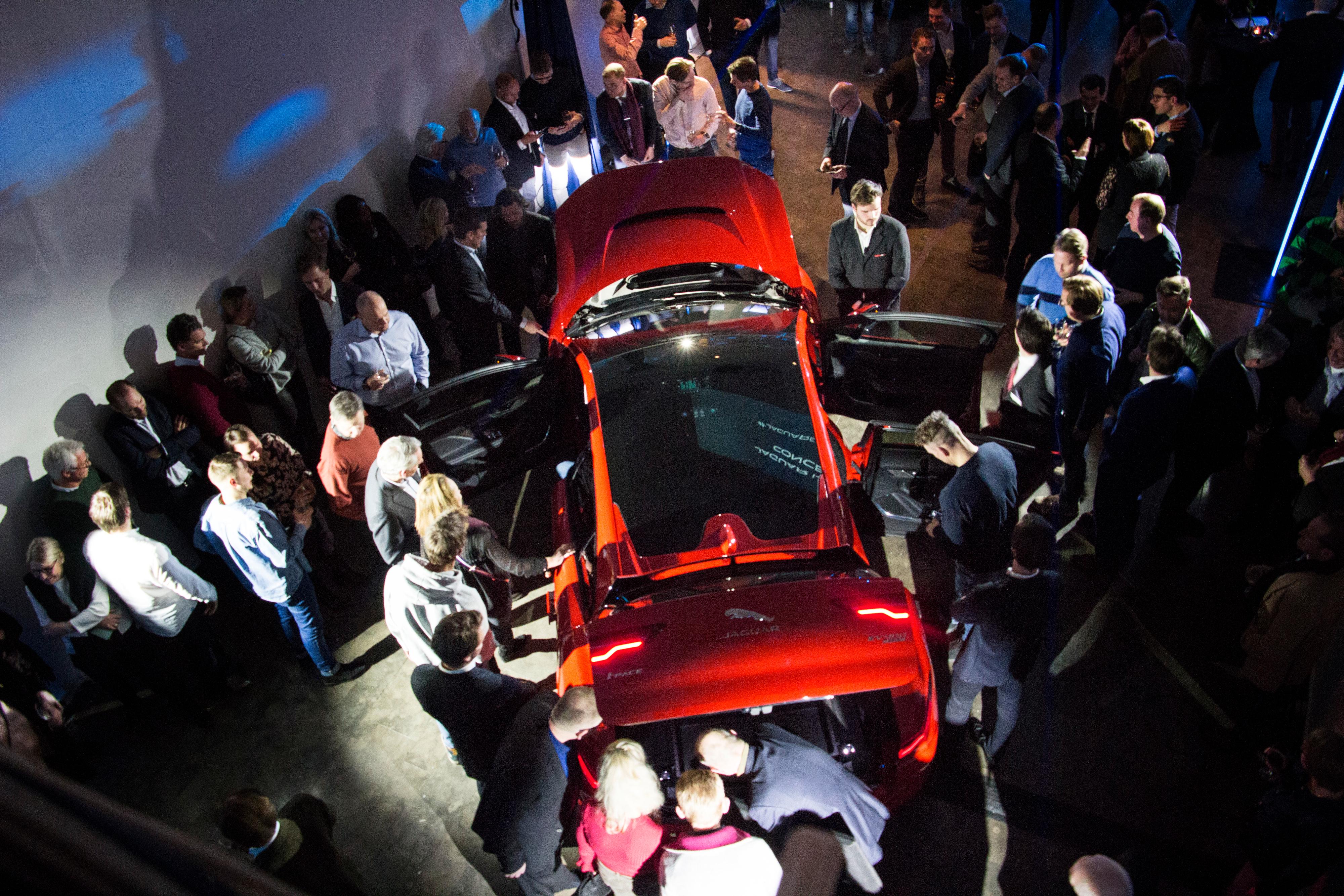 800 kunder og andre gjester var samlet til avduking av bilen i Oslo torsdag kveld.