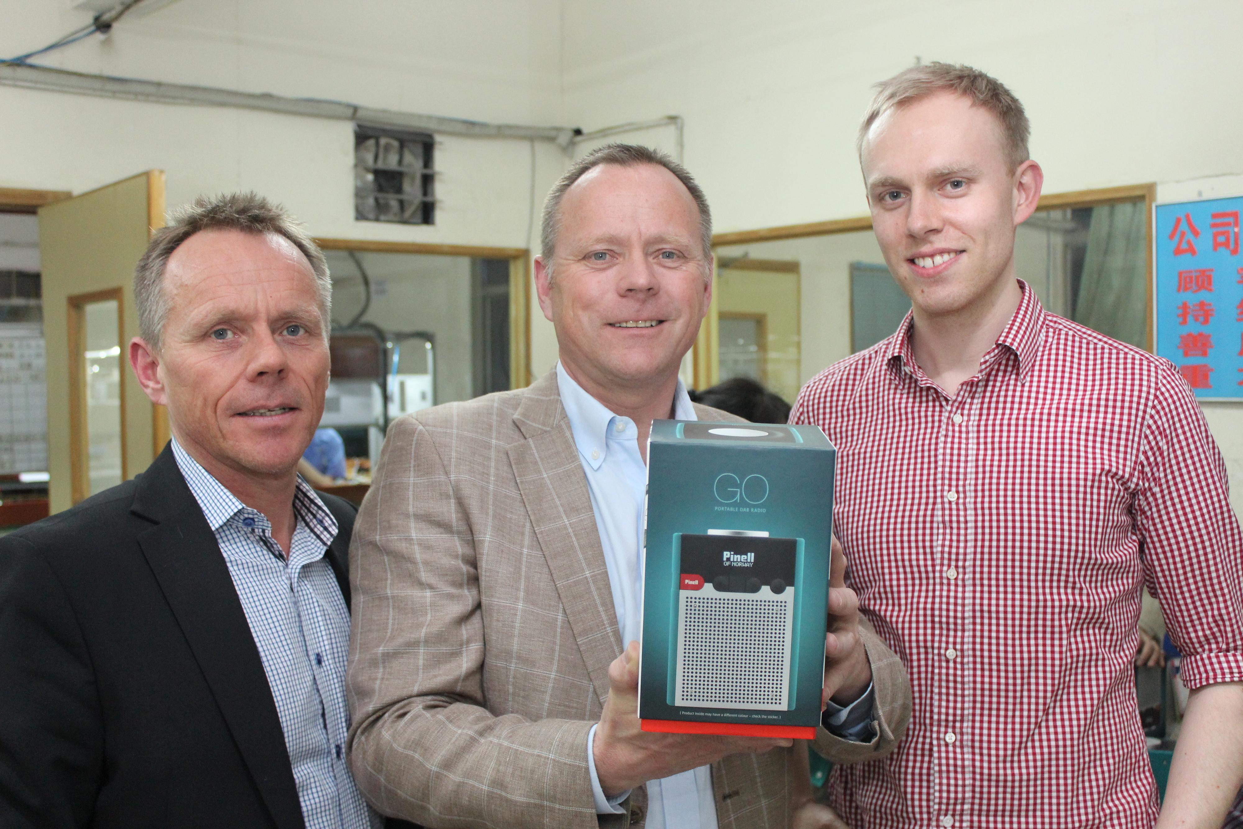 Fra venstre: Tore Vedvik, Tom Vedvik og Andreas Erlandsen. Brødrene Vedvik styrer TT-Micro, som har utviklet radioen, mens Andreas Erlandsen har designet den.(Foto: Espen Irwing Swang@tek.no).
