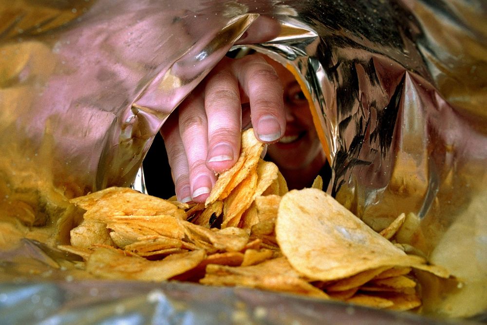 KALORIRIK SMÅSPISING: Spiser du til en passe mengde chips eller til posen er tom? Om sistnevnte vil du få i deg rundt 1300 kcal på et potetgullpose på 250 gram!