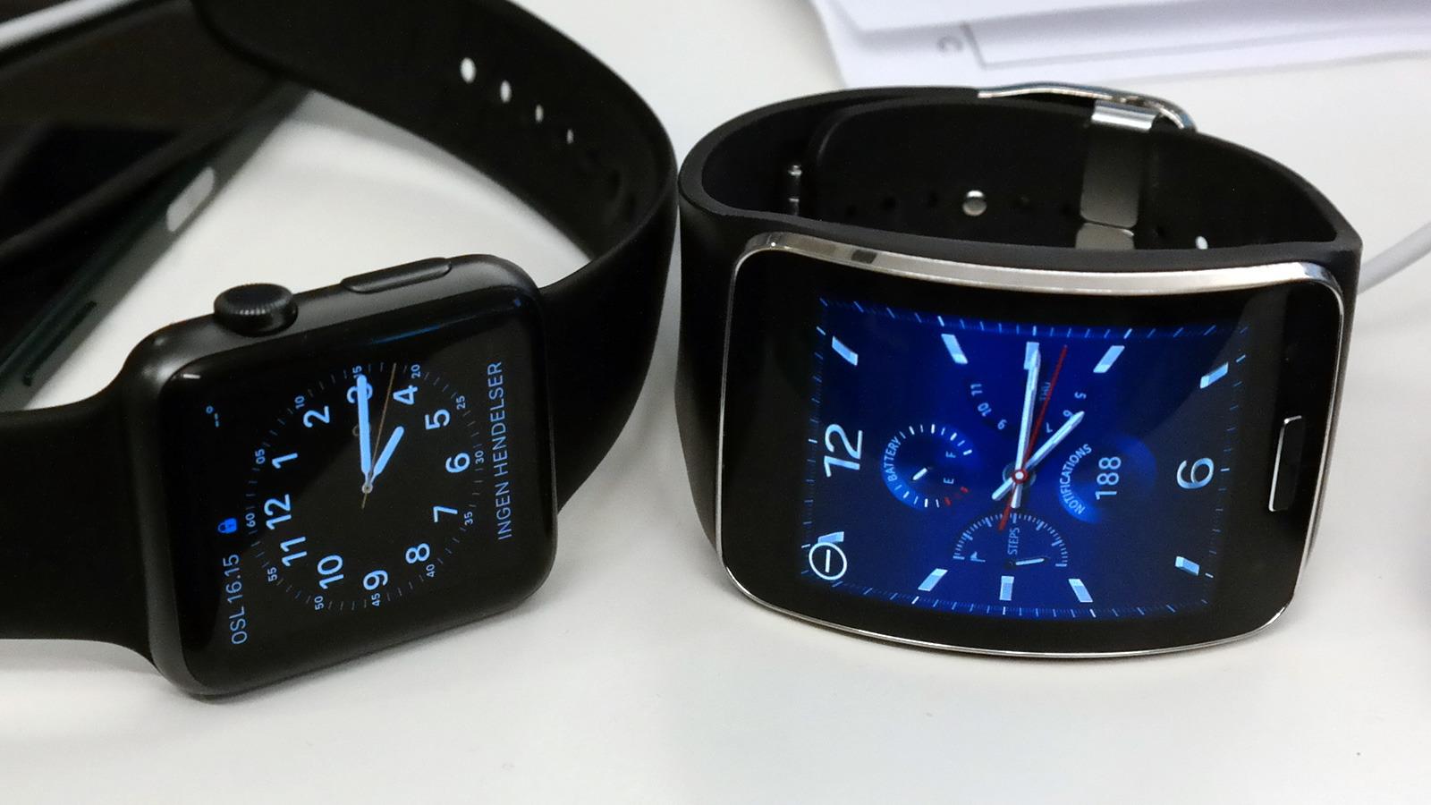 Om du synes Apple Watch (til venstre) er stor, hva kaller du Samsungs Gear S da? Sistnevnte kjører Tizen-OS og har plass for simkort. Foto: Espen Irwing Swang, Tek.no
