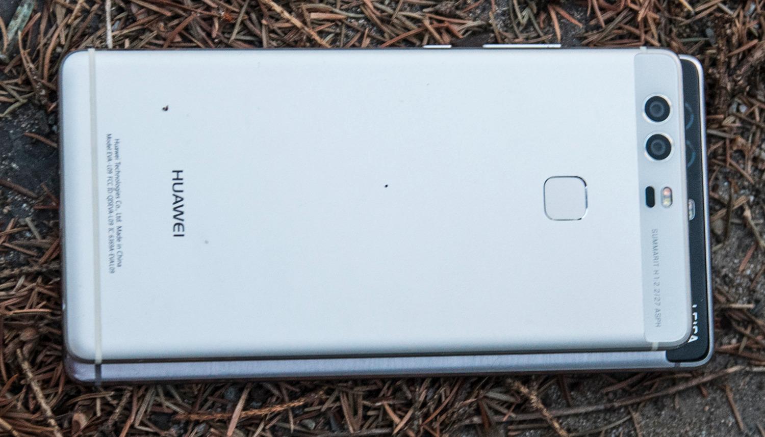 Huawei P9 Plus er ingen liten telefon, men til å ha 5,5 tommer stor skjerm er den ganske kompakt. Her avbildet med den vanlige P9-utgaven oppå.