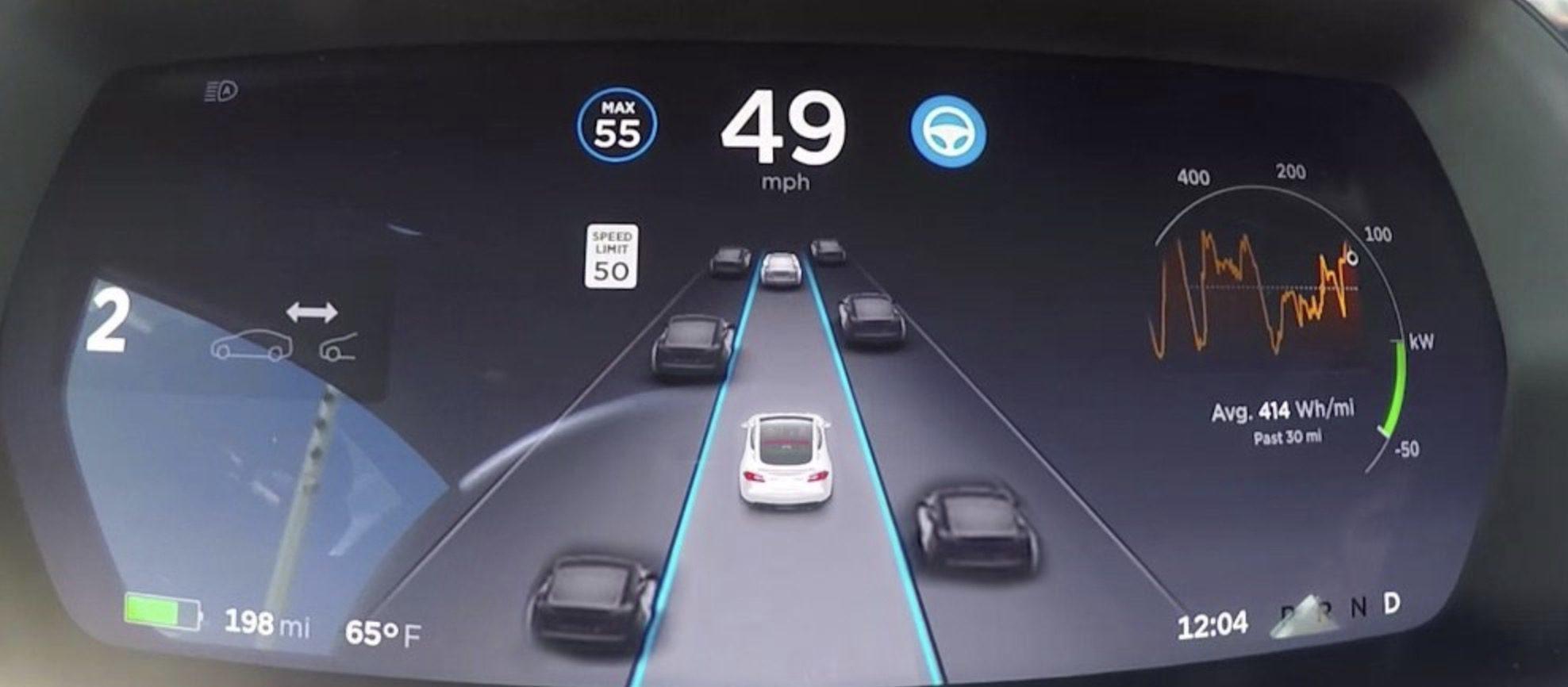 Slik ser en Tesla-bruker for seg at et nytt Autopilot-grensesnitt kan se ut, hvor du lettere kan se om en bil befinner seg i blindsonen din.