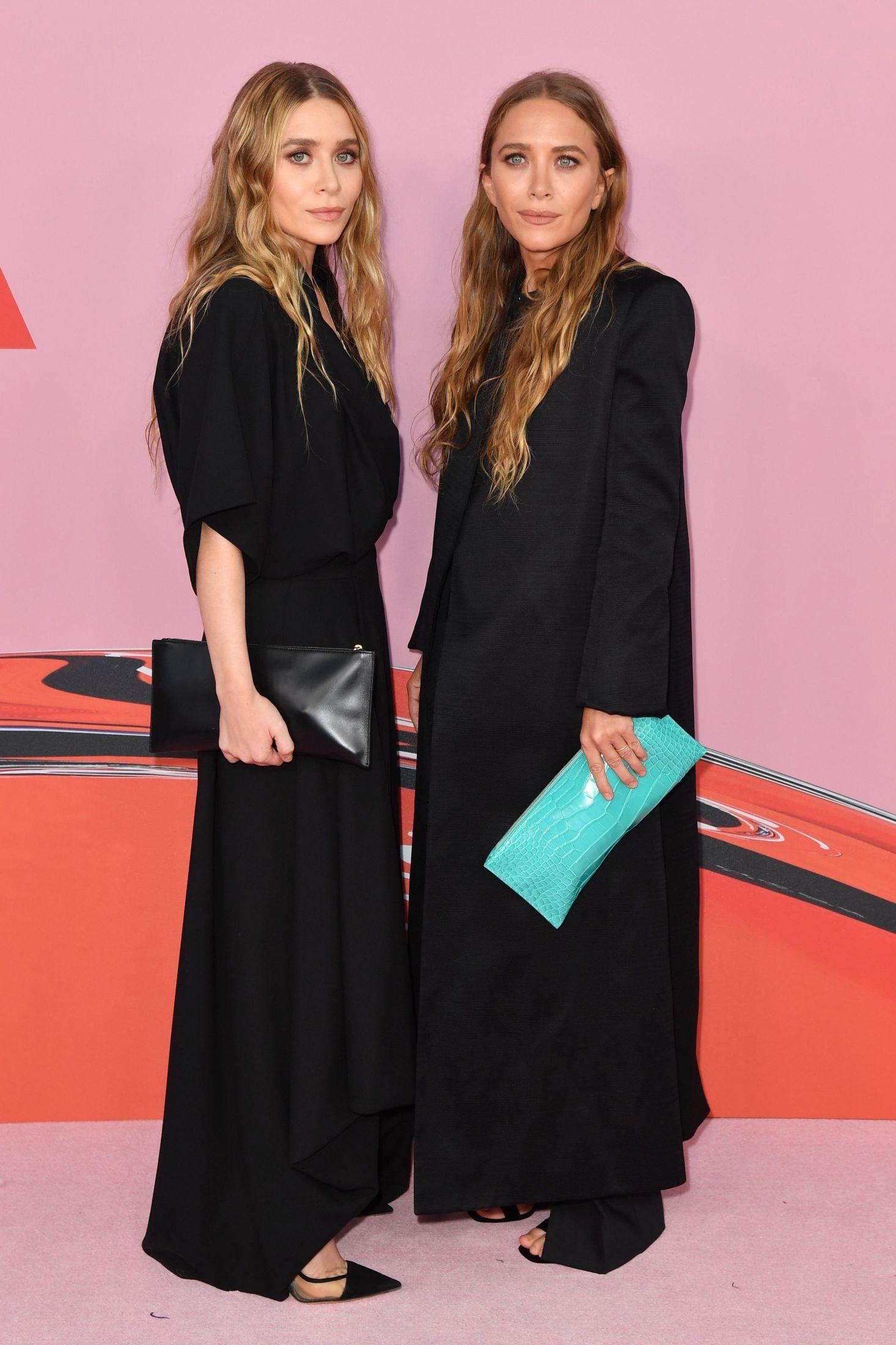 FIKK PRIS: Ashley og Mary-Kate Olsen mottok prisen for «årets tilbehør-designer». Tvillingene var kledd opp i sitt eget merke The Row. Foto: AFP