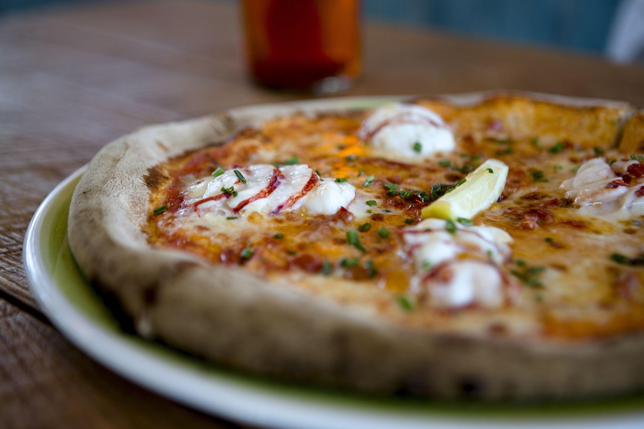 HUMMER+PIZZA: Restauranten serverer en crossover av nordisk og italiensk, her en pizza med hummer. Foto: Patrick da Silva Sæther/VG.