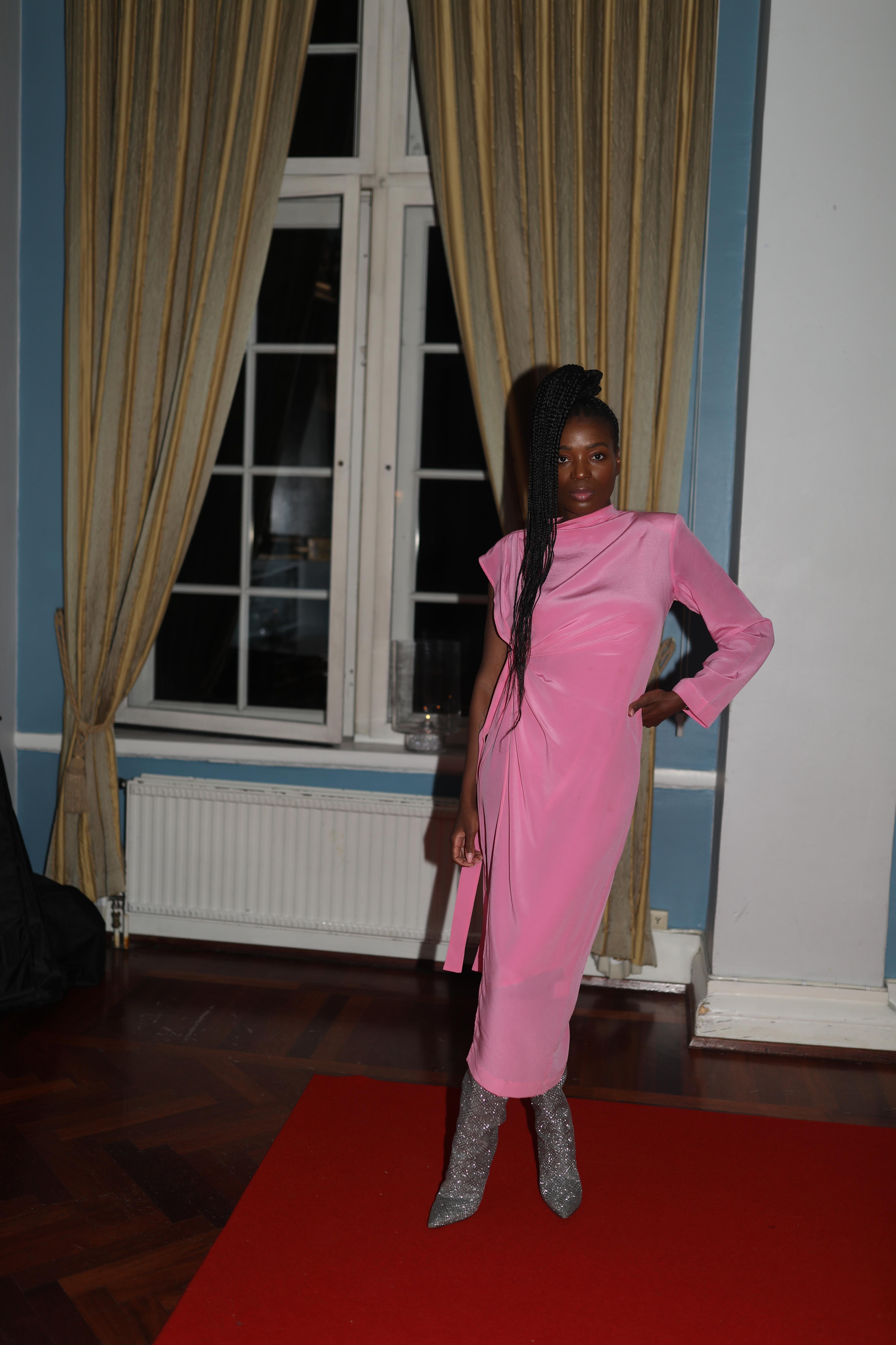 PRETTY IN PINK: Tinashe Williamson hadde rosa kjole fra Envelope1976 og sko fra Jimmy Choo. Hun vant prisen «Årets forbilde» under Vixen Awards 2021.