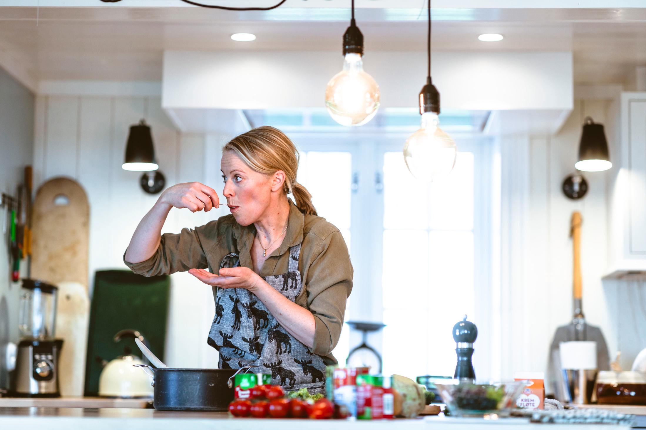 SMAK: Charlotte Mohn Gaustad smaker alltid på suppen underveis. Foto: Krister Sørbø/VG