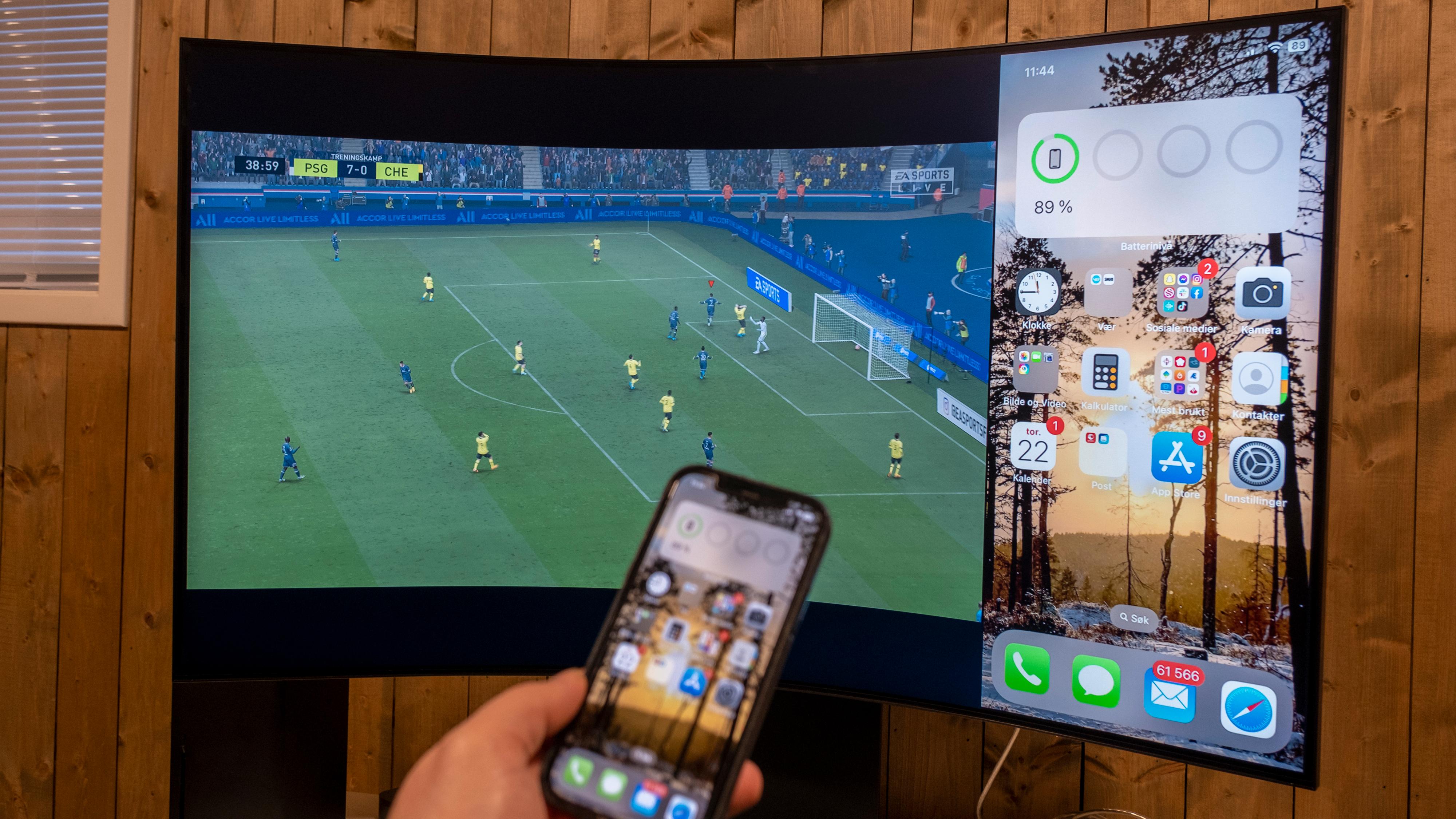 Kanskje trenger du å speile mobilen mens du spiller? Da vil Samsung Odyssey Ark gjøre jobben enkel for deg. 