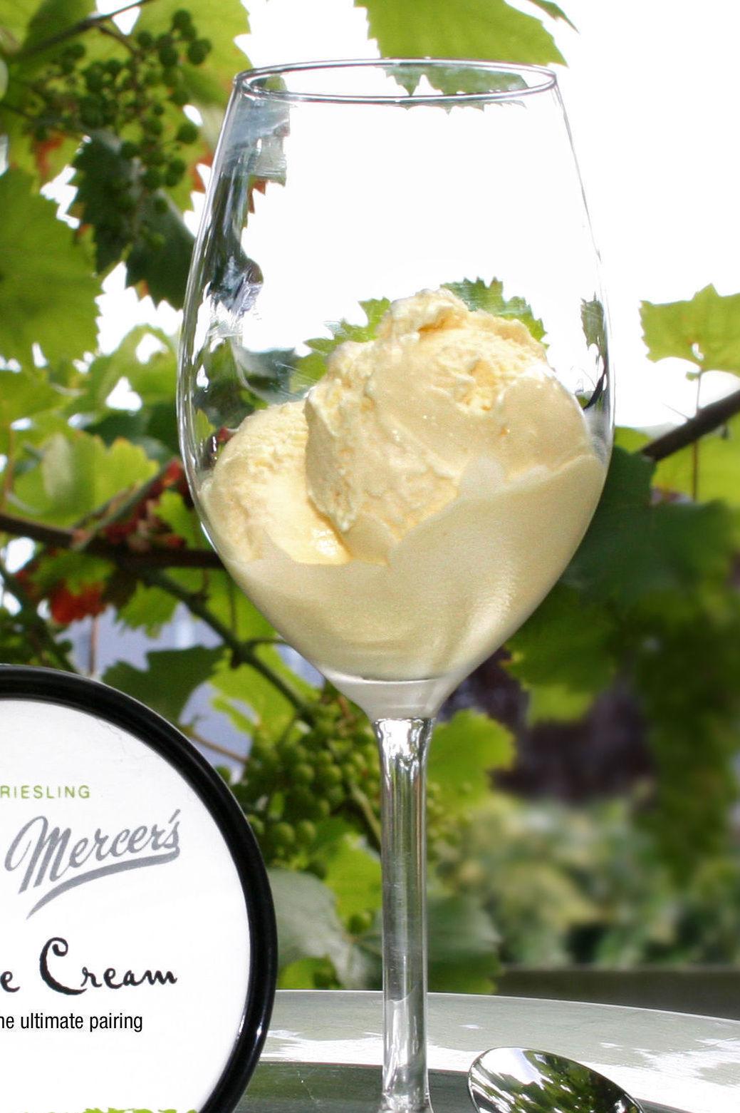 SKINNET BEDRAR: Dette ser kanskje ut som helt vanlig vaniljeis, men nei: Glasset er fylt med Riesling-iskrem. Foto: Mercer's Dairy