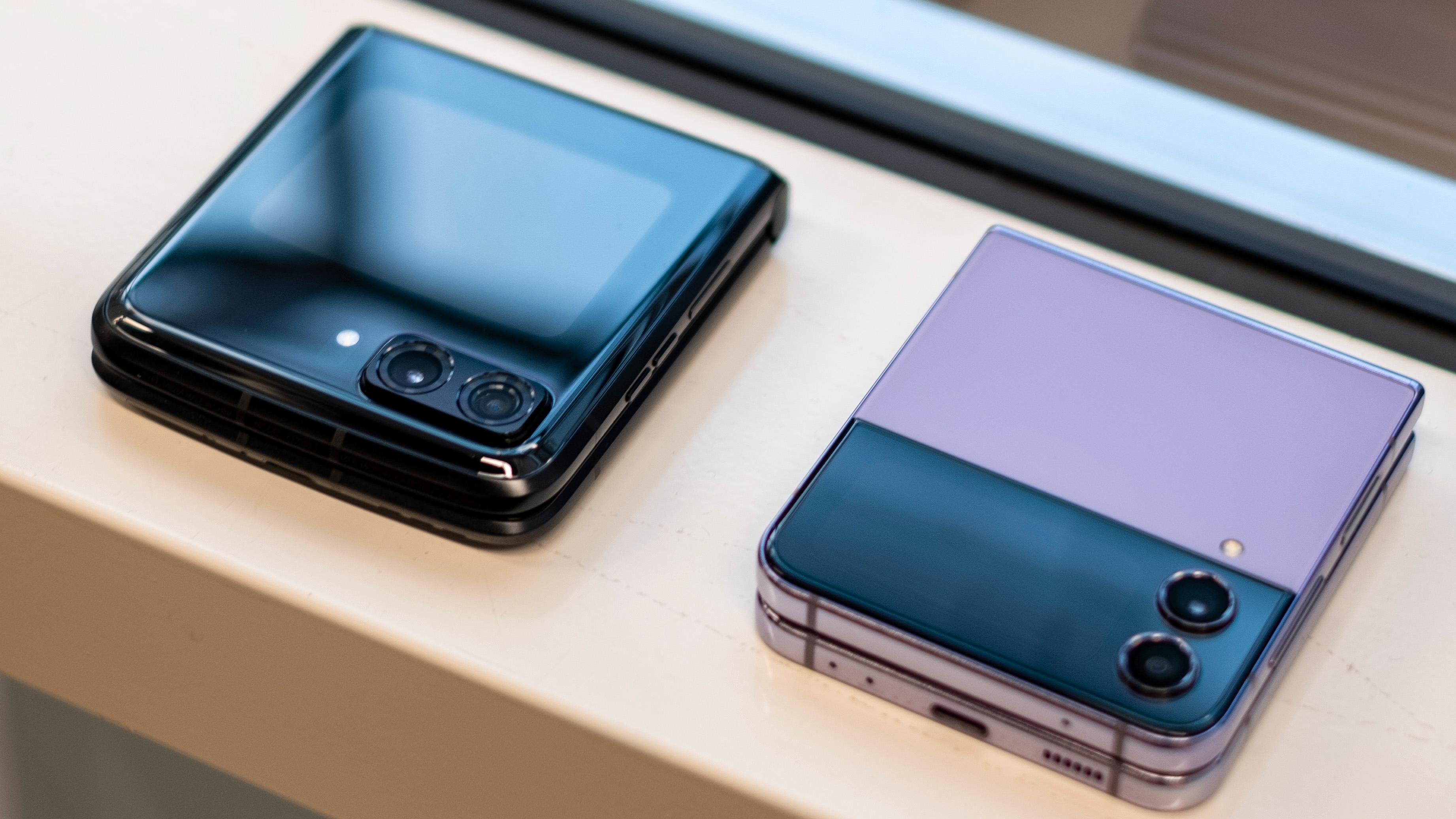 Motorola Razr til venstre og Galaxy Z Flip 4 til høyre.