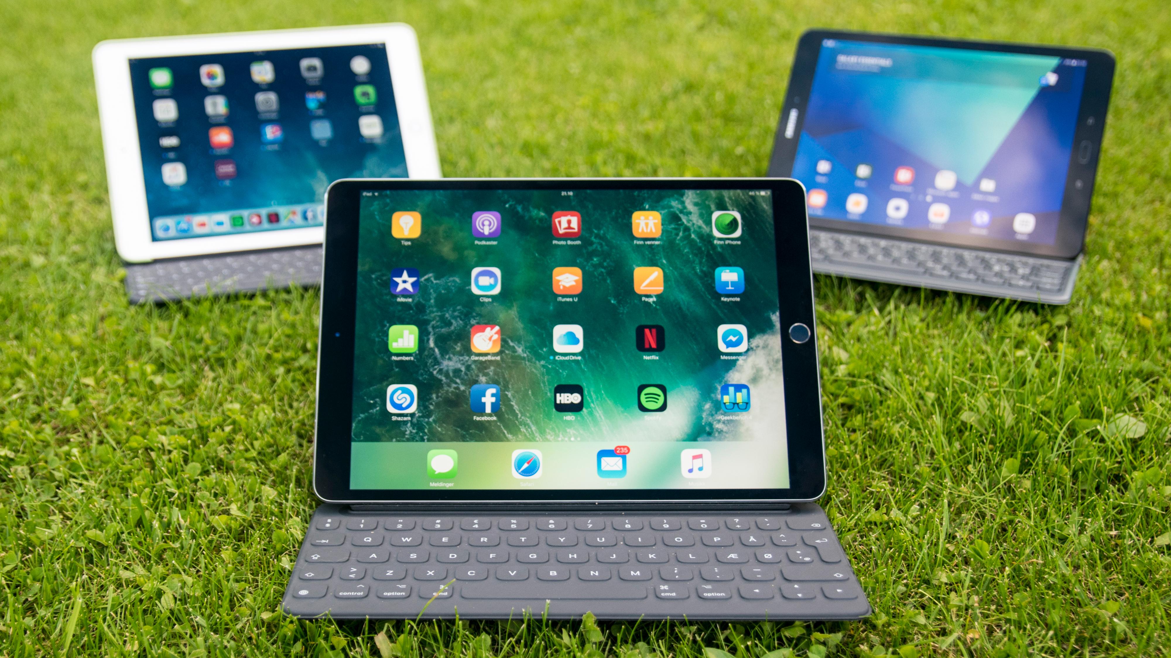 Dagens iPad Pro-modell ser slik ut, med tastaturfestet plassert slik at brettet ligger i landskapsmodus. Bak forrige generasjons iPad Pro og Galaxy Tab S3 (høyre). Bilde: Finn Jarle Kvalheim, Tek.no