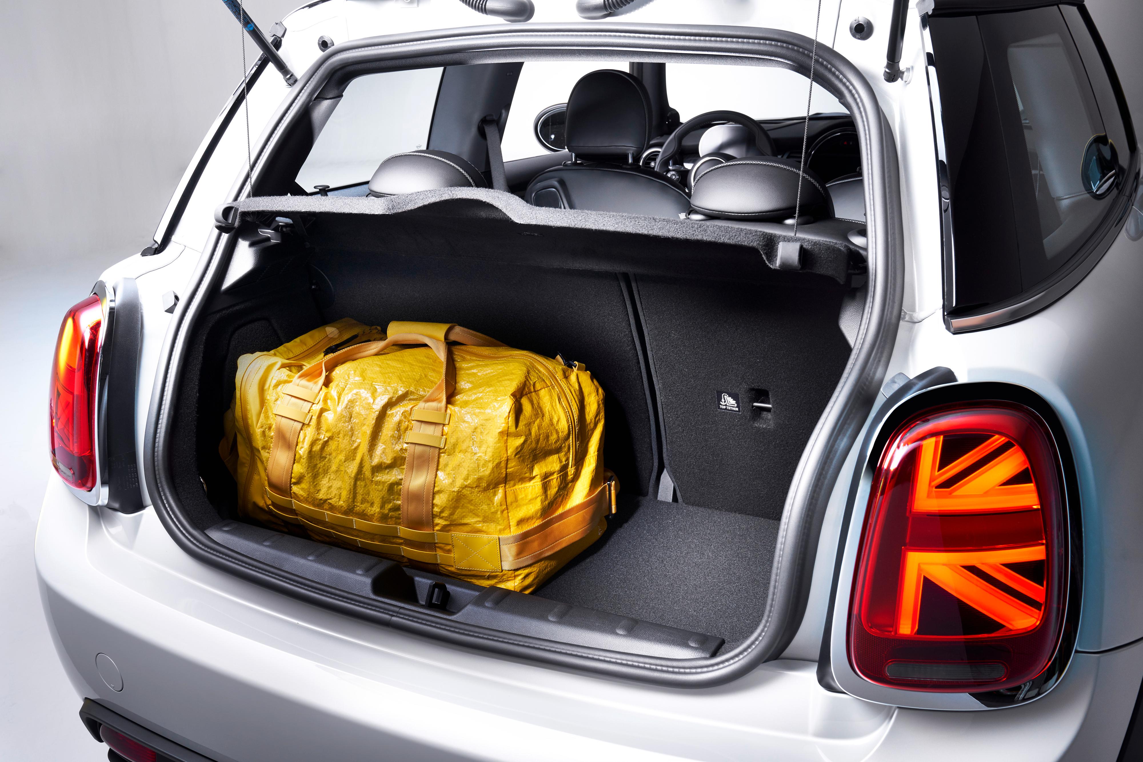 BMW oppgir 211 liter bagasjeplass.