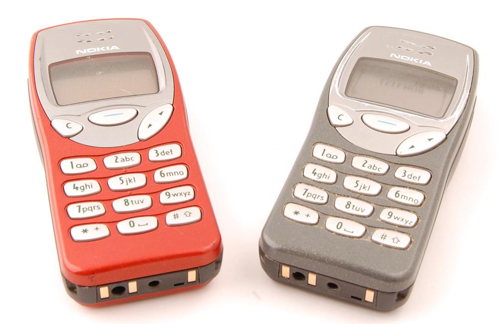 Kontakt for tykk ladeplugg fra Nokia, og micro jack-tilkobling for lyd.