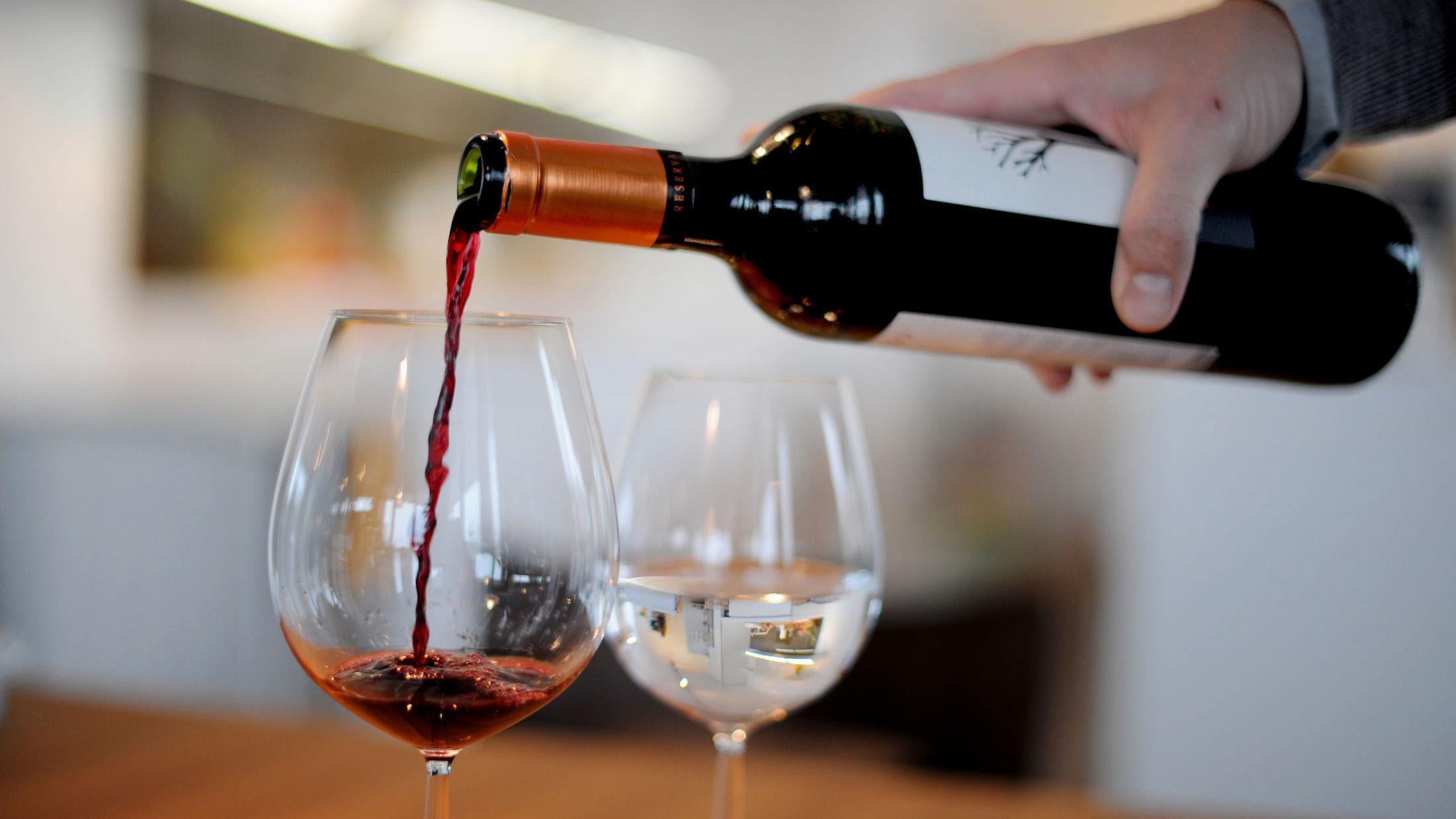 SOLEKLAR FAVORITT: Rødvinen vil fortsette som den soleklare favoritten, men salget av lettere og lysere viner har sterk økning. Foto: Frank May/NTB scanpix