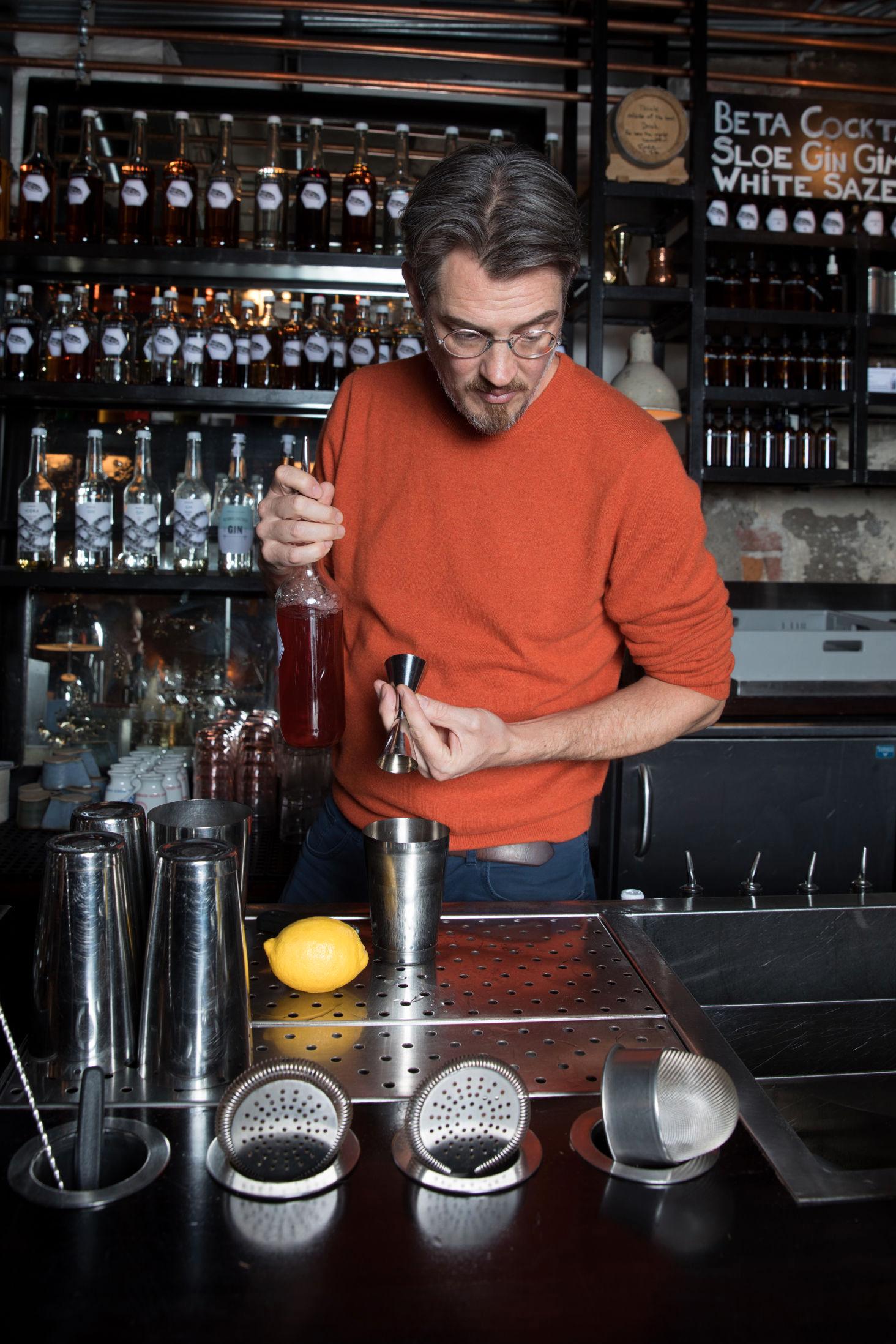 FROST: - Du vet drinken er shaket lenge nok når frosten på shakeren såvidt fester seg til hånden din, sier Toby Cecchini. Foto: Janne Møller-Hansen/VG